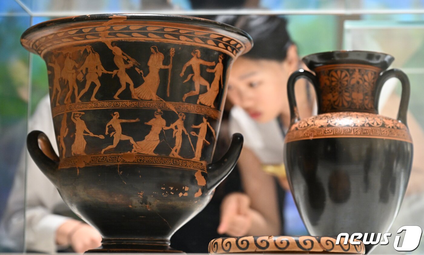 본문 이미지 - 14일 서울 용산구 국립중앙박물관 상설전시관 고대 그리스·로마실에서 '그리스가 로마에게, 로마가 그리스에게' 언론공개회를 찾은 관계자들이 아테네 기원전 5세기 후반에 제작된 적회식 꽃받침형 크라테르 등을 살펴보고 있다. 국립중앙박물관은 이번 전시에서 오스트리아 빈미술사박물관과 공동 기획으로 '가이우스 율리우스 카이사르의 초상' 등 126점의 작품을 선보인다. / 뉴스1 ⓒ News1 안은나 기자