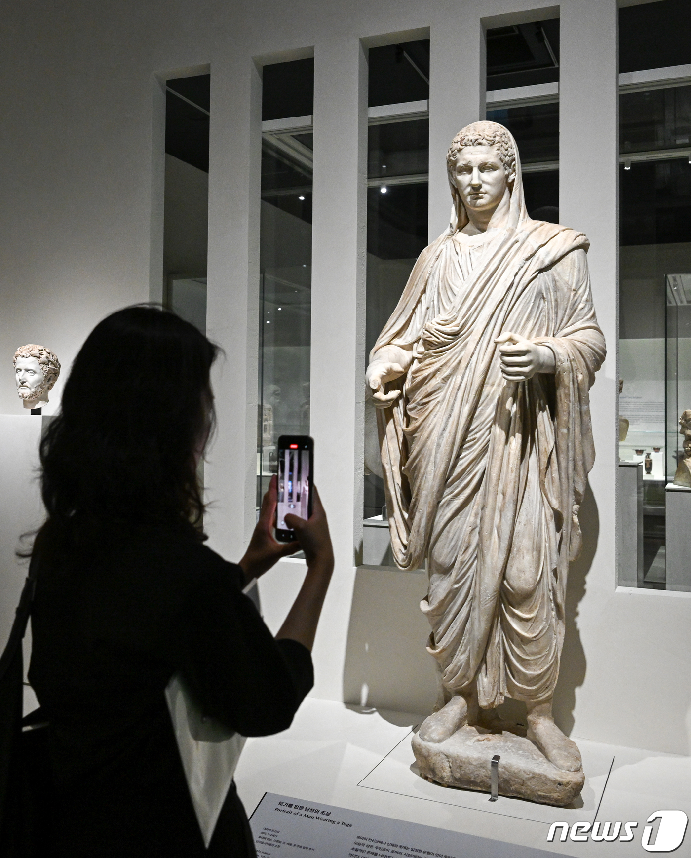 (서울=뉴스1) 안은나 기자 = 14일 서울 용산구 국립중앙박물관 상설전시관 고대 그리스·로마실에서 '그리스가 로마에게, 로마가 그리스에게' 언론공개회를 찾은 관계자가 '토가를 입 …