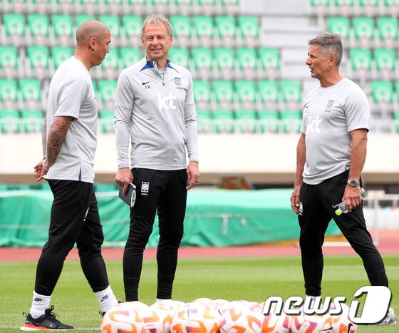 위르겐 클린스만 축구대표팀 감독이 페루와의 평가전을 이틀 앞둔 14일 부산 서구 구덕운동장에서 열린 훈련에서 차두리 테크니컬 어드바이저와 대화하고 있다. 2023.6.14/뉴스1 © News1 윤일지 기자