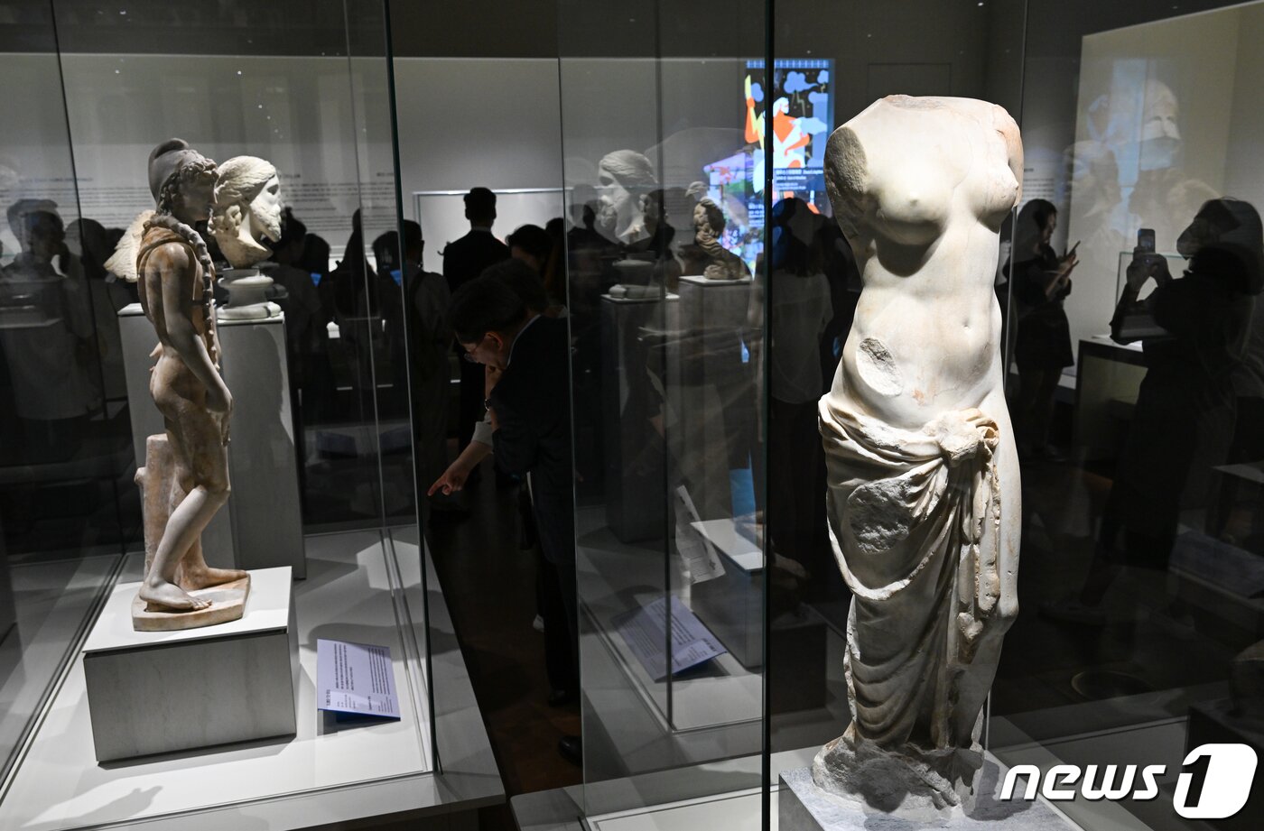 본문 이미지 - 14일 서울 용산구 국립중앙박물관 상설전시관 고대 그리스·로마실에서 '그리스가 로마에게, 로마가 그리스에게' 언론공개회를 찾은 관계자들이 작품을 감상하고 있다. 국립중앙박물관은 이번 전시에서 오스트리아 빈미술사박물관과 공동 기획으로 '가이우스 율리우스 카이사르의 초상' 등 126점의 작품을 선보인다. 2023.6.14/뉴스1 ⓒ News1 안은나 기자