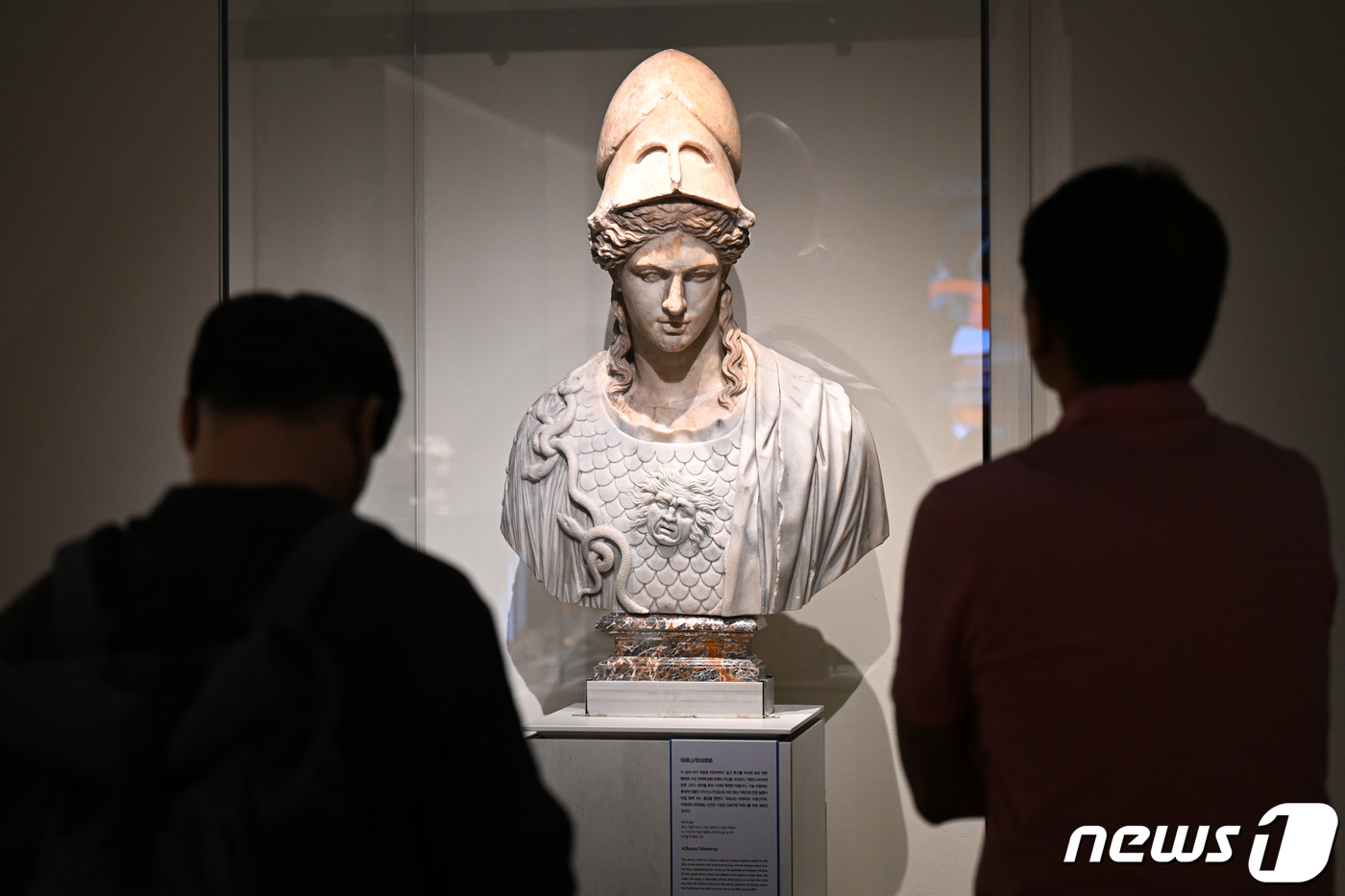 (서울=뉴스1) 안은나 기자 = 14일 서울 용산구 국립중앙박물관 상설전시관 고대 그리스·로마실에서 '그리스가 로마에게, 로마가 그리스에게' 언론공개회를 찾은 관계자들이 그리스 신 …