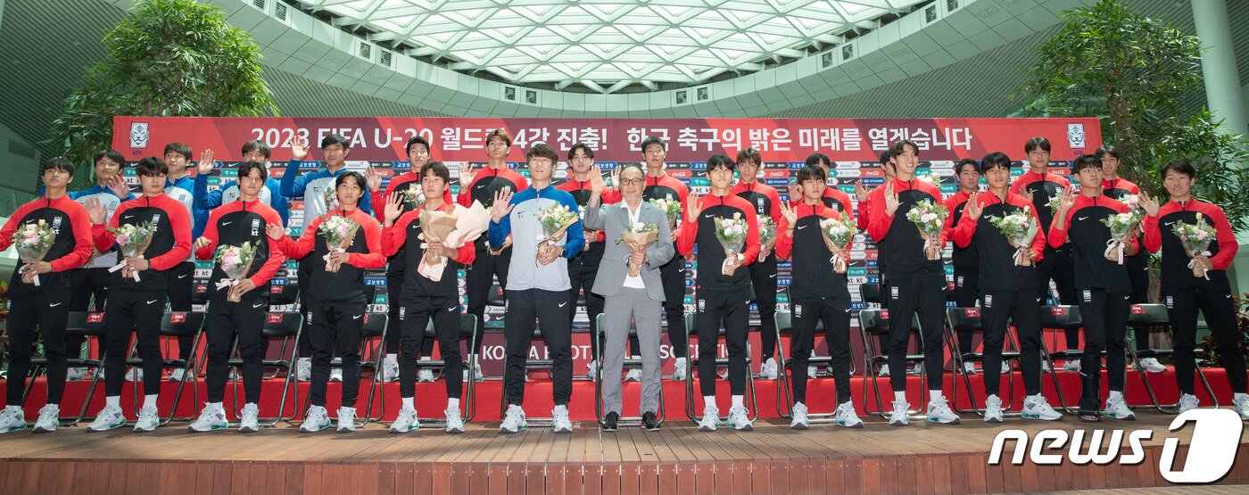 본문 이미지 - 2023 국제축구연맹(FIFA) U-20 월드컵에서 4강이라는 금자탑을 쌓은 U20 축구대표팀이 14일 인천국제공항에서 열린 선수단 입국 환영행사에서 기념 촬영을 하고 있다. 2023.6.14/뉴스1 ⓒ News1 이재명 기자