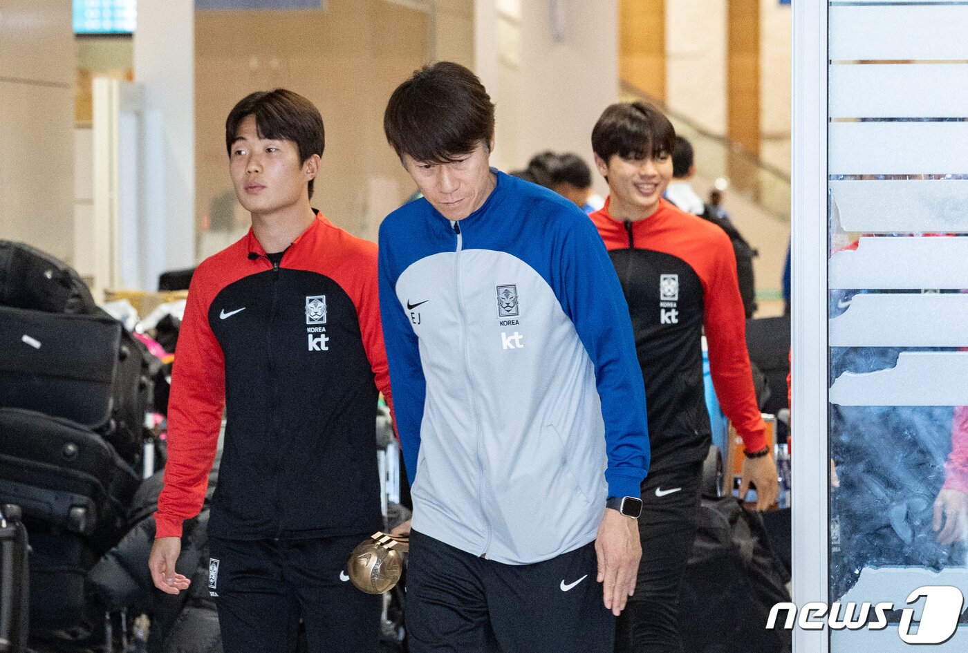 본문 이미지 - 2023 국제축구연맹(FIFA) U-20 월드컵에서 4강이라는 금자탑을 쌓은 U20 축구대표팀 김은중 감독(오른쪽)과 주장 이승원이 14일 오후 인천국제공항 제2여객터미널을 통해 입국하고 있다. 2023.6.14/뉴스1 ⓒ News1 이재명 기자