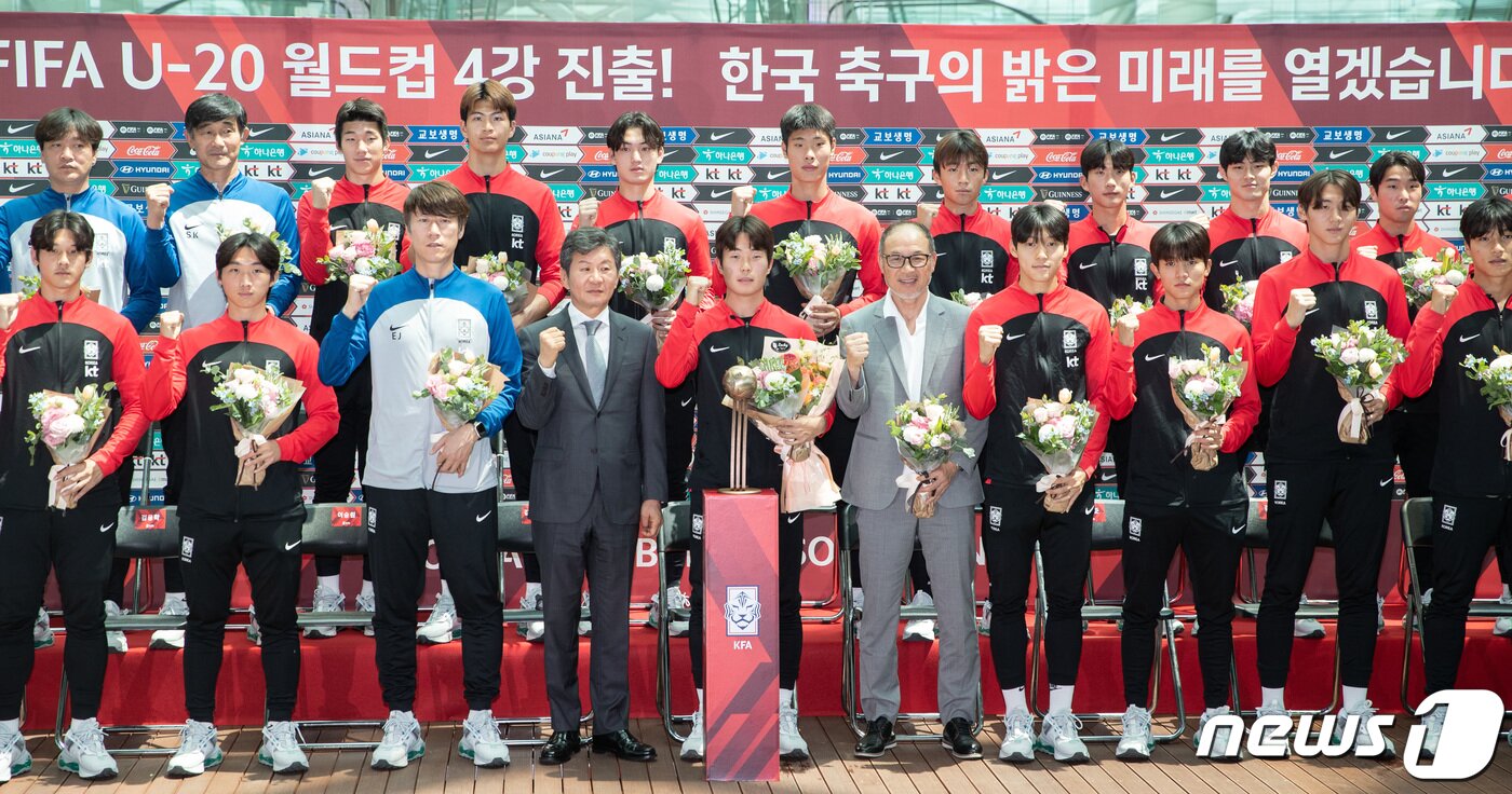 본문 이미지 - 2023 국제축구연맹(FIFA) U-20 월드컵에서 4강이라는 금자탑을 쌓은 U20 축구대표팀이 14일 오후 인천국제공항 제2여개터미널에서 열린 선수단 입국 환영행사에서 기념 촬영을 하고 있다. 2023.6.14/뉴스1 ⓒ News1 이재명 기자
