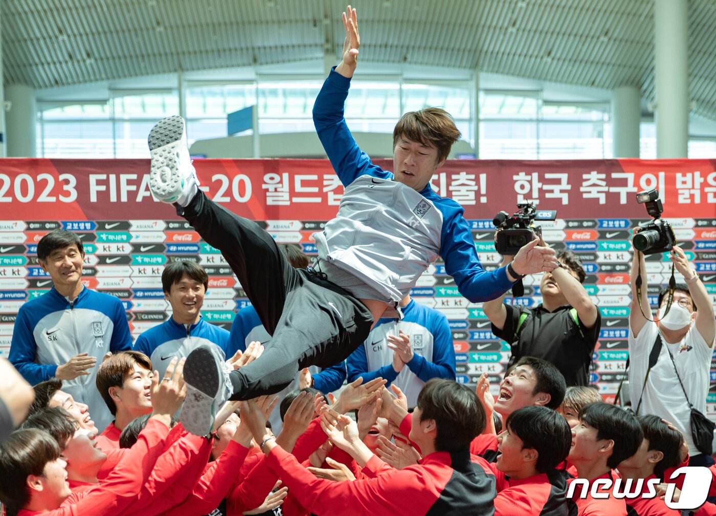 본문 이미지 - 2023 국제축구연맹(FIFA) U-20 월드컵에서 4강이라는 금자탑을 쌓은 U20 축구대표팀이 14일 오후 인천국제공항 제2여객터미널에서 열린 선수단 입국 환영행사에서 김은중 감독을 헹가래 치고 있다. 2023.6.14/뉴스1 ⓒ News1 이재명 기자