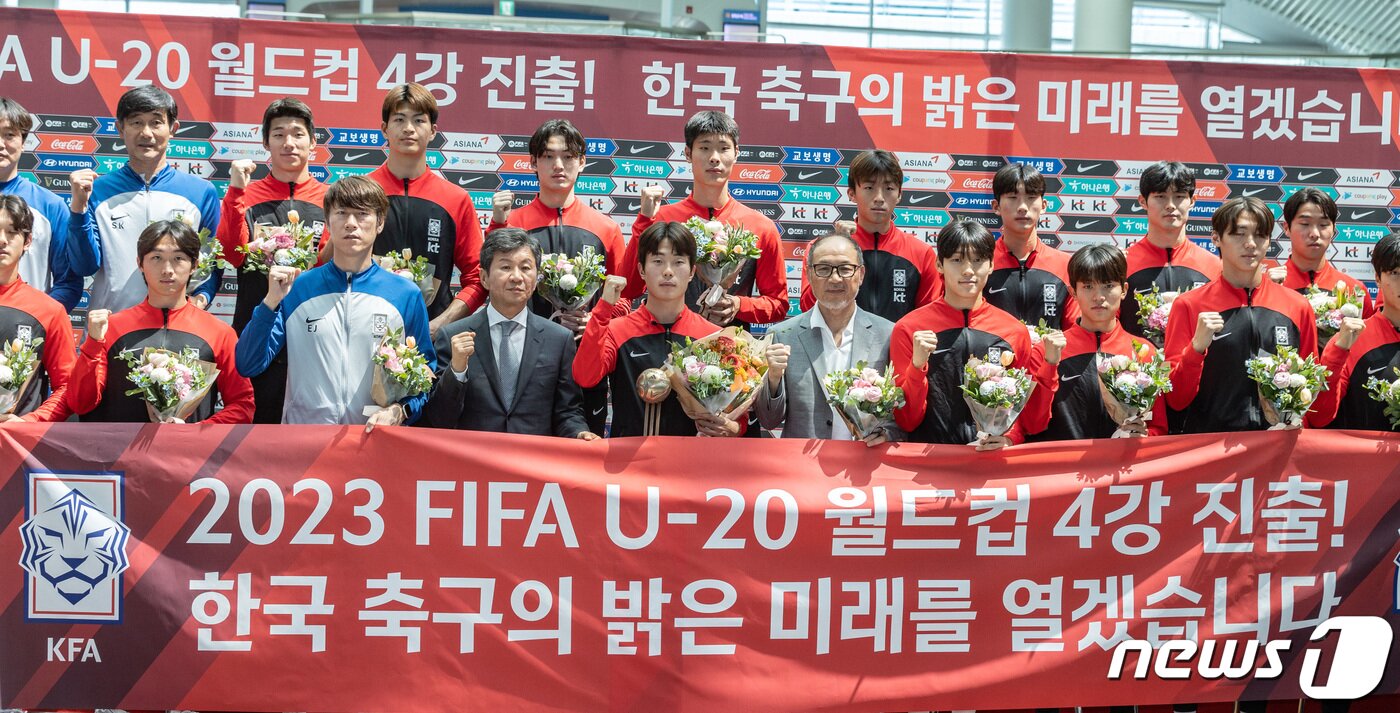 본문 이미지 - 2023 국제축구연맹(FIFA) U-20 월드컵에서 4강이라는 금자탑을 쌓은 U20 축구대표팀이 14일 오후 인천국제공항 제2여객터미널에서 열린 선수단 입국 환영행사에서 기념 촬영을 하고 있다. 2023.6.14/뉴스1 ⓒ News1 이재명 기자