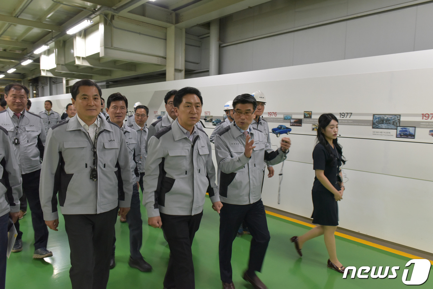 (서울=뉴스1) = 김기현 국민의힘 대표가 14일 오전 광주 서구 기아자동차 광주제1공장을 찾아 송호성 사장으로부터 설명을 듣고 있다. (기아차 제공) 2023.6.14/뉴스1