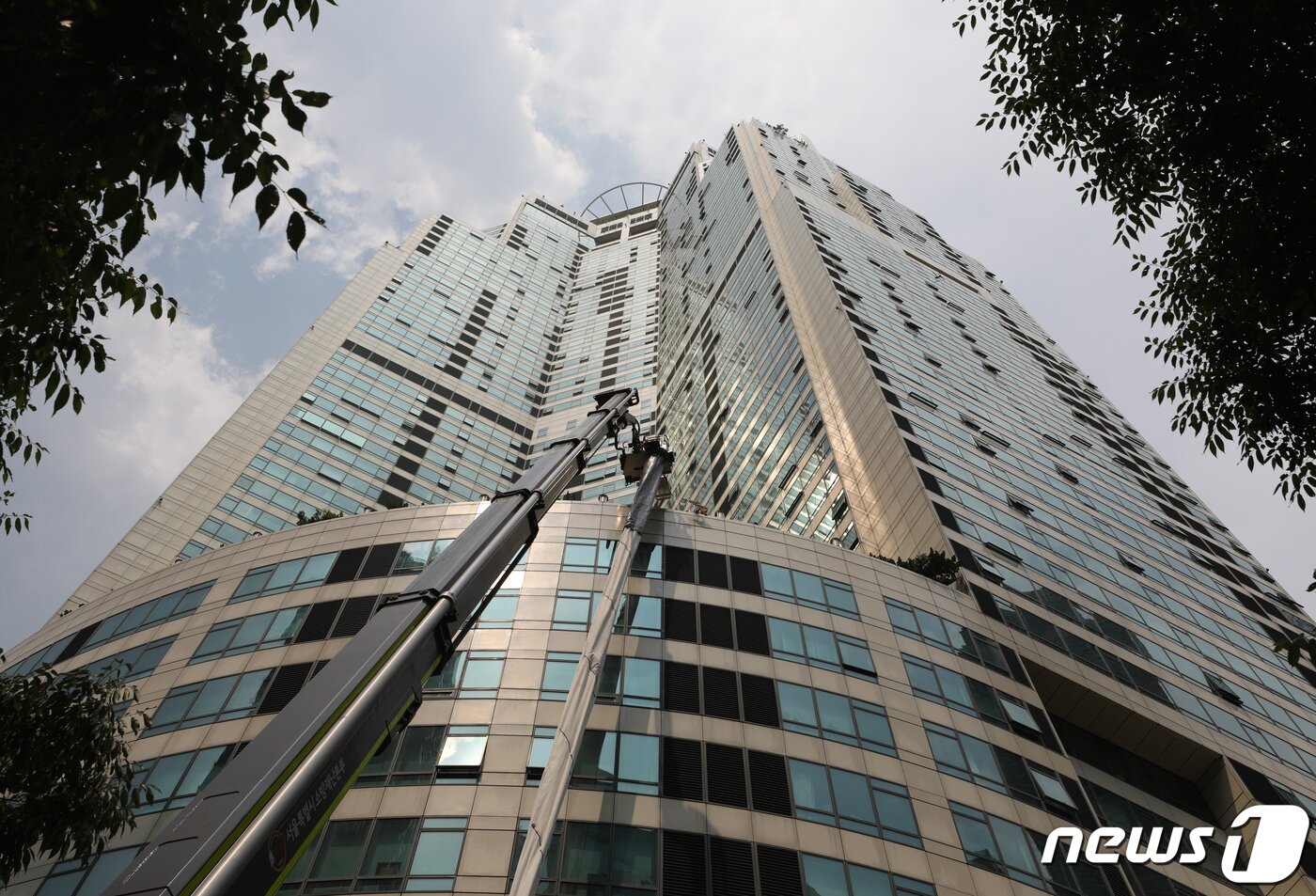 본문 이미지 - 14일 오후 서울 강남구 도곡동의 한 초고층 아파트에서 열린 전기차 화재를 가정한 민·관 합동 소방훈련에서 119 대원들이 하강 구조대를 이용해 거주민을 대피시키고 있다.  2023.6.14/뉴스1 ⓒ News1 신웅수 기자