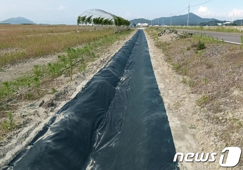 2023 새만금 세계 잼버리 부지 내에 설치된 외곽배수로 모습. 전북도가 폭우에 따른 부지 내 침수를 방지하기 위해 외곽배수로를 설치했다. 2023.6.14.&#40;전북도 제공&#41;/뉴스1  