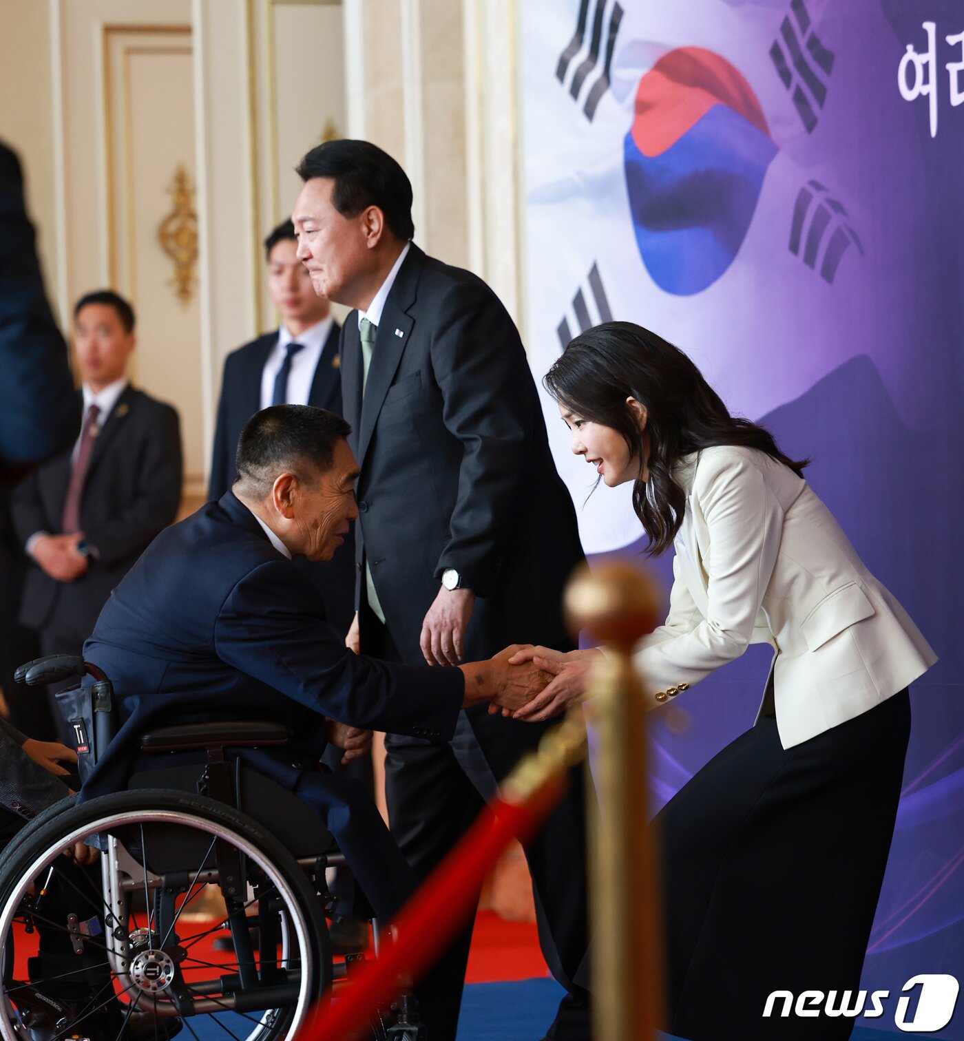 본문 이미지 - 윤석열 대통령과 김건희 여사가 14일 청와대 영빈관에서 열린 국가유공자 및 보훈가족 초청 오찬에서 참석자들을 영접하고 있다. (대통령실 제공) 2023.6.14/뉴스1 ⓒ News1 오대일 기자