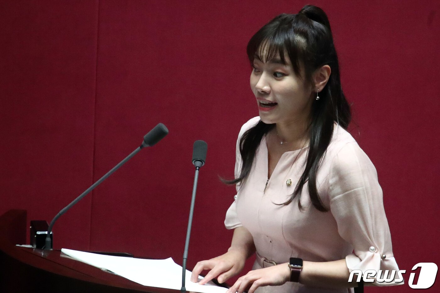 본문 이미지 - 김예지 국민의힘 의원이 14일 오후 서울 여의도 국회에서 열린 제407회 국회(임시회) 제3차 본회의 교육·사회·문화 분야 대정부질문에서 한동훈 법무부 장관에게 질의하고 있다. 2023.6.14/뉴스1 ⓒ News1 황기선 기자