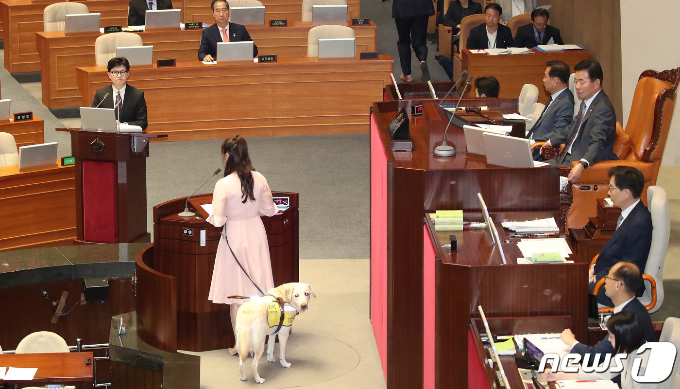 본문 이미지 - 지난해 6월 김예지 국민의힘 의원이 서울 여의도 국회에서 열린 제407회 국회(임시회) 제3차 본회의 교육·사회·문화 분야 대정부질문에서 한동훈 당시 법무부 장관에게 질문하고 있다. 2023.6.14/뉴스1 ⓒ News1 임세영 기자