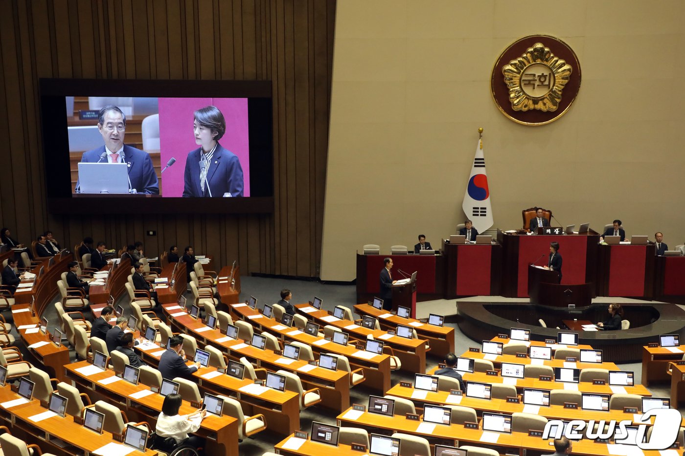 고민정 더불어민주당 의원이 14일 오후 서울 여의도 국회에서 열린 제407회 국회&#40;임시회&#41; 제3차 본회의 교육·사회·문화 분야 대정부질문에서 한덕수 국무총리에게 질의하고 있다. 2023.6.14/뉴스1 ⓒ News1 황기선 기자