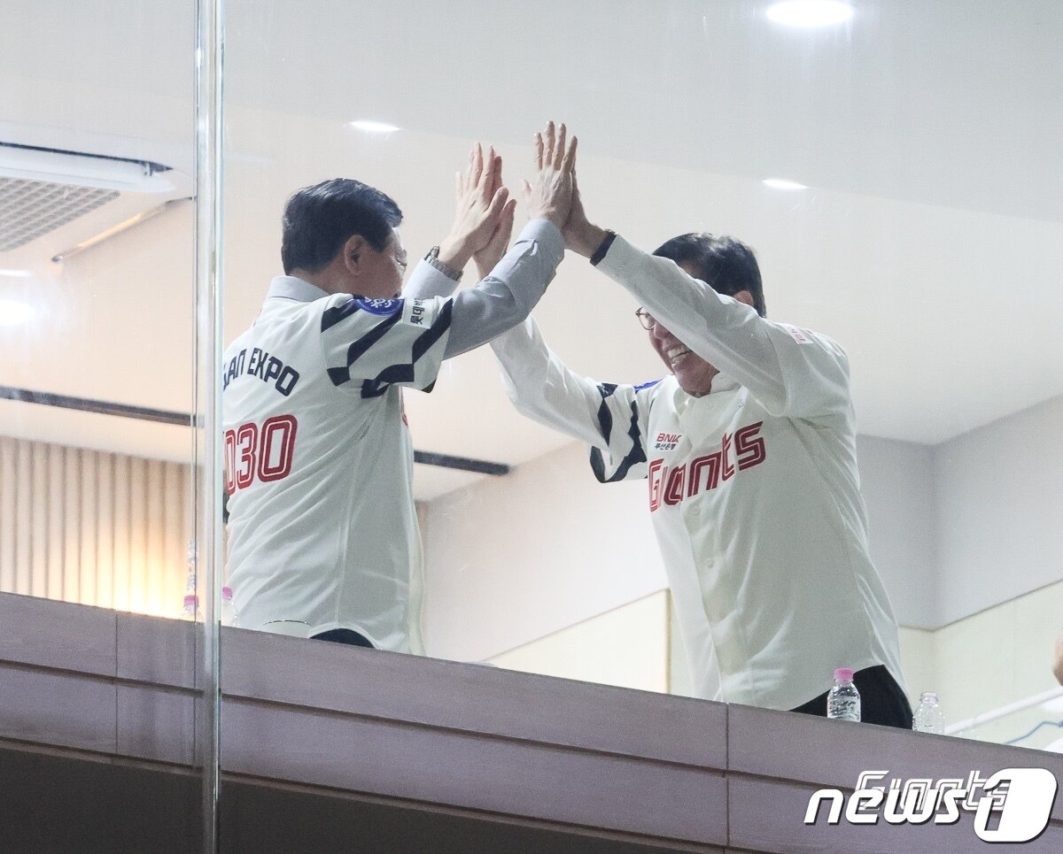 본문 이미지 - 13일 부산 사직야구장에서 열린 2023 KBO리그 롯데자이언츠와 한화이글스의 경기에서 신동빈 롯데 구단주와 박형준 부산 시장이 경기를 관전하고 있다.(롯데자이언츠 제공)