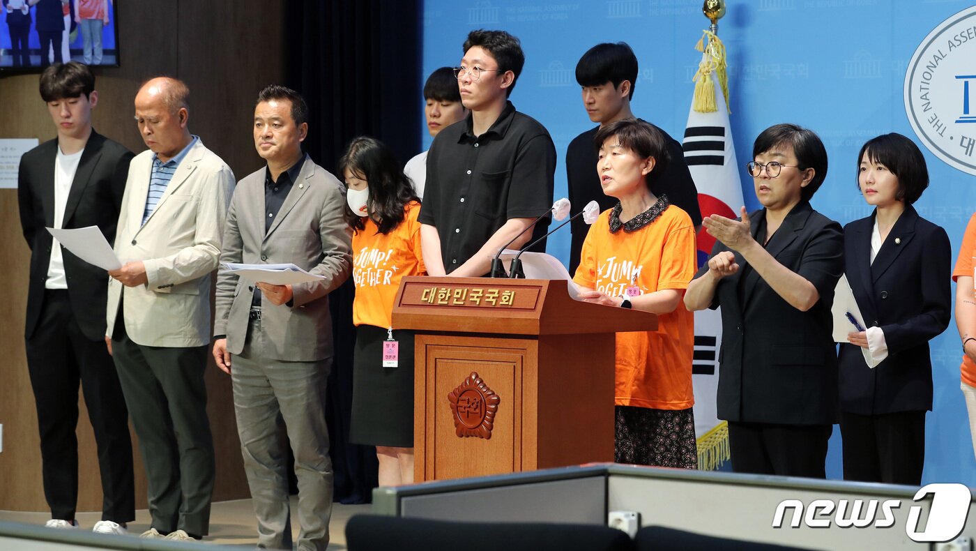 본문 이미지 - 고양 데이윈 점퍼스 농구단 팬들과 소속 선수들이 14일 오후 서울 여의도 국회 소통관에서 농구단 임금 체불 관련 기자회견을 하고 있다. 2023.6.14/뉴스1 ⓒ News1 이동해 기자