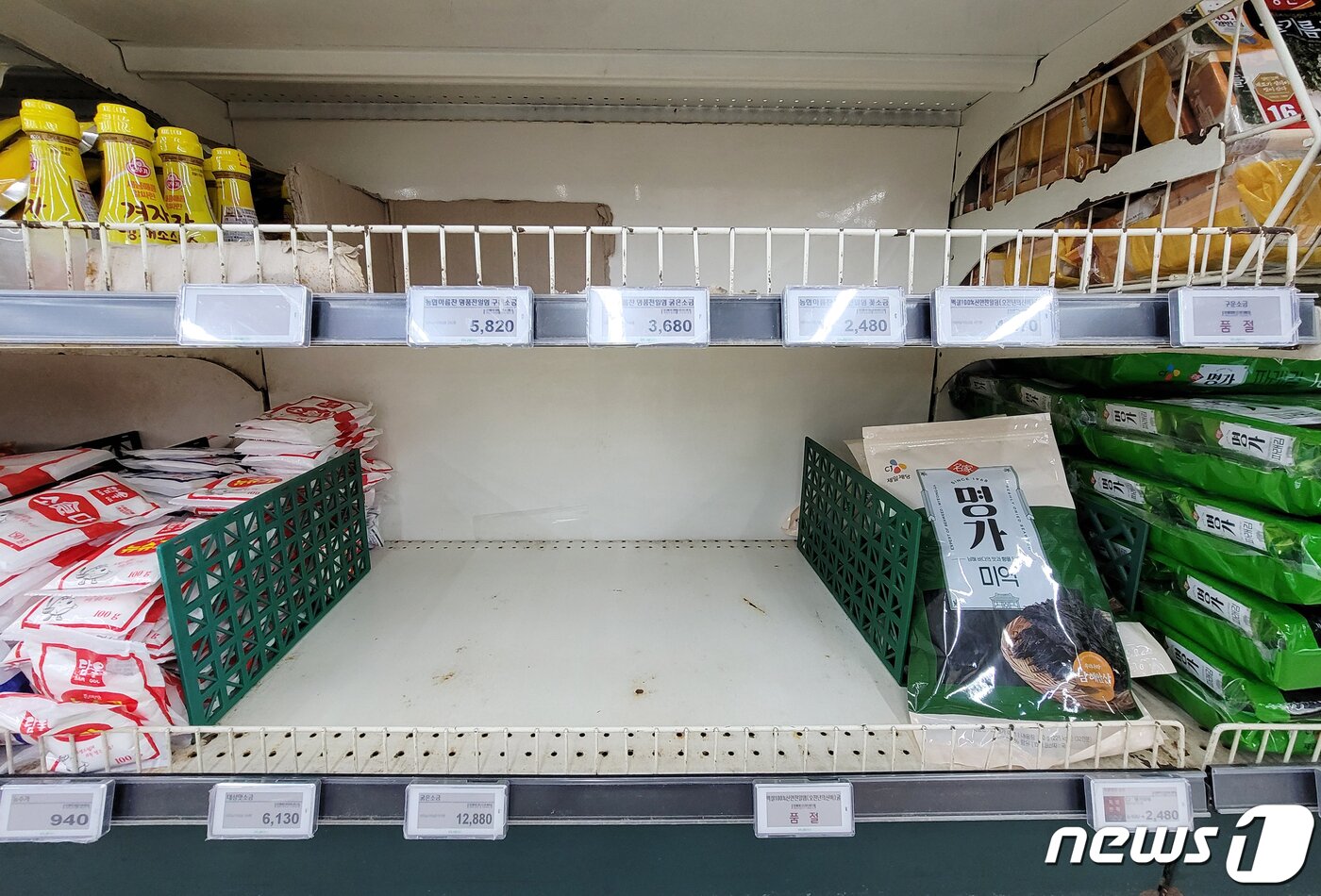 본문 이미지 - 지난 14일 제주시내 한 마트 소금 진열대가 비어 있는 모습. 2023.6.14/뉴스1