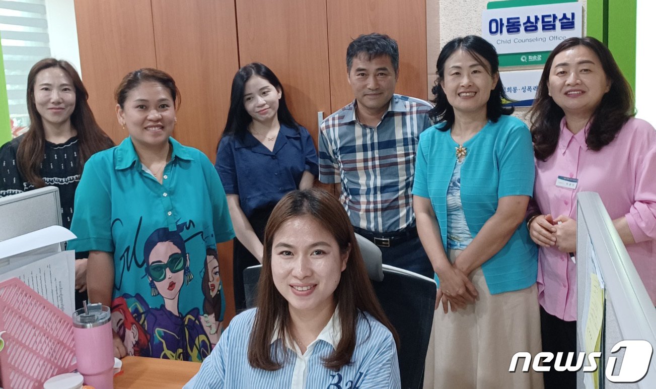 본문 이미지 - 화순군 다문화팀 최만용 팀장(오른쪽 세번째)과 팀원들. ⓒ News1