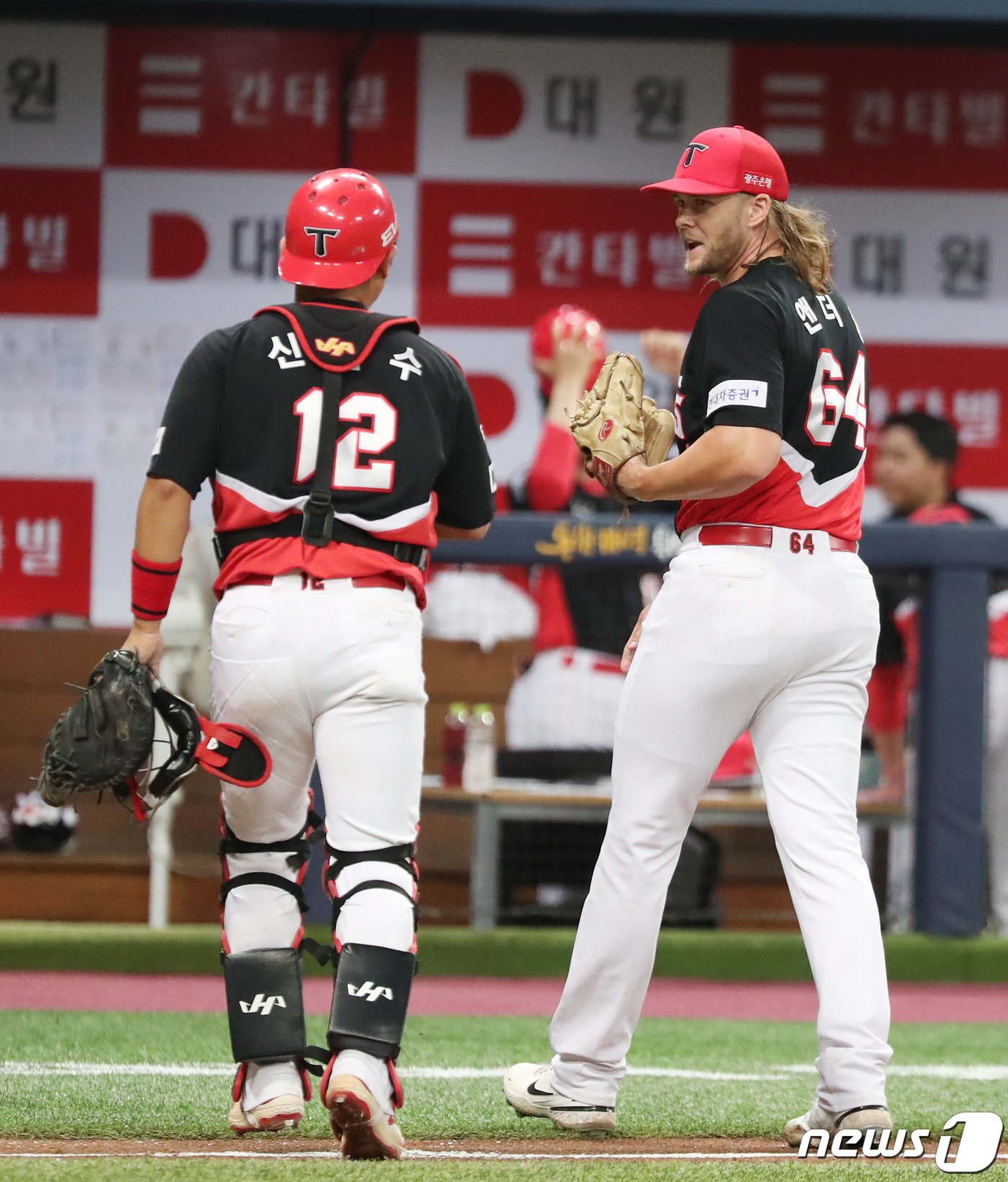 본문 이미지 - 14일 오후 서울 구로구 고척스카이돔에서 열린 '2023 신한은행 SOL KBO리그' 키움 히어로즈와 KIA 타이거즈의 경기, KIA 선발 앤더슨이 3회말을 삼자범퇴로 막아낸 후 포수 신범수와 대화를 하며 더그아웃으로 향하고 있다. 2023.6.14/뉴스1 ⓒ News1 김성진 기자