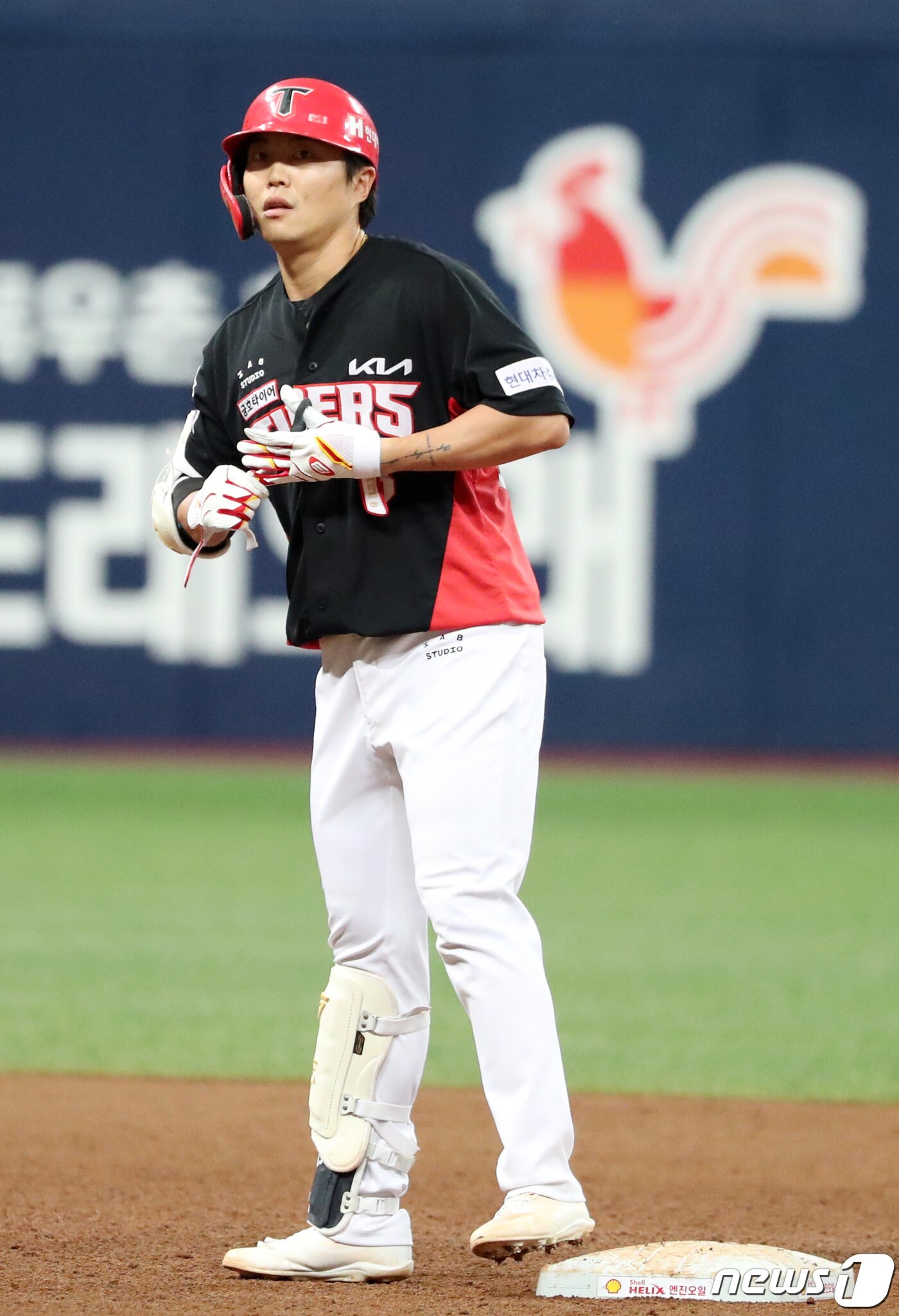 본문 이미지 - 14일 오후 서울 구로구 고척스카이돔에서 열린 '2023 신한은행 SOL KBO리그' 키움 히어로즈와 KIA 타이거즈의 경기, KIA 류지혁이 5회초 1사 주자없는 상황에서 2루타를 친 후 장갑을 벗고 있다. 2023.6.14/뉴스1 ⓒ News1 김성진 기자