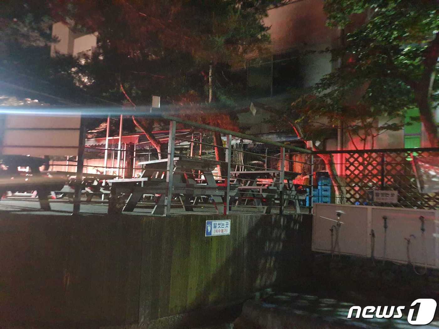 본문 이미지 - 강원 고성 죽왕면 삼포리 리조트 화재.(강원도특별자치도소방본부 제공) 2023.6.15/뉴스1