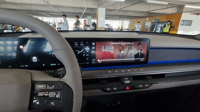 본문 이미지 - 기아 EV9에서 스트리밍 플러스 기능을 사용하는 모습.