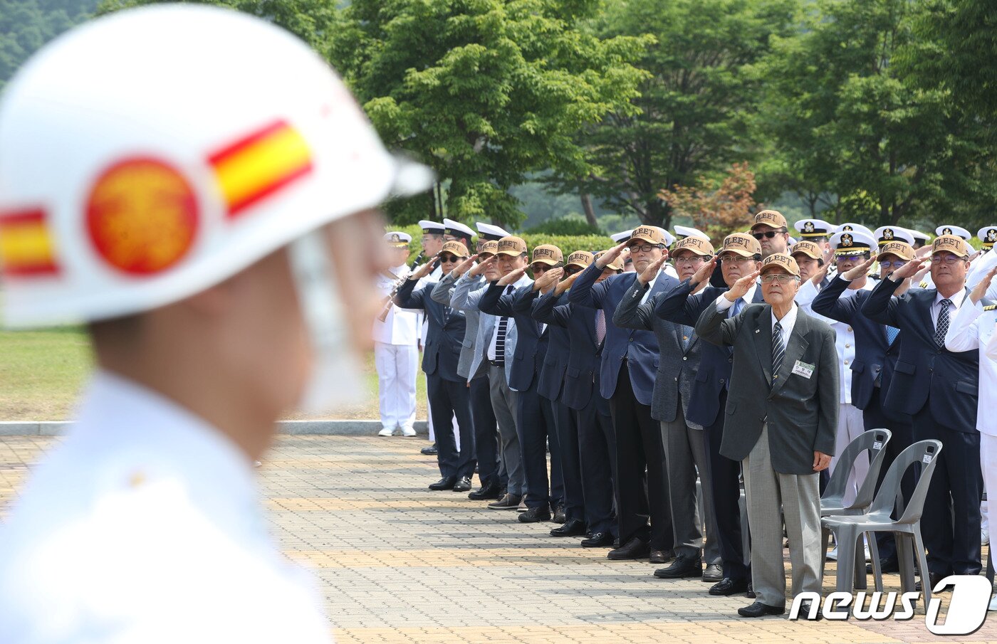 본문 이미지 - 15일 오전 경기 평택시 포승읍 해군 2함대 사령부에서 열린 '제1연평해전 전승 24주년 기념행사'에서 내빈들이 국민의례를 하고 있다. 2023.6.15/뉴스1 ⓒ News1 김영운 기자