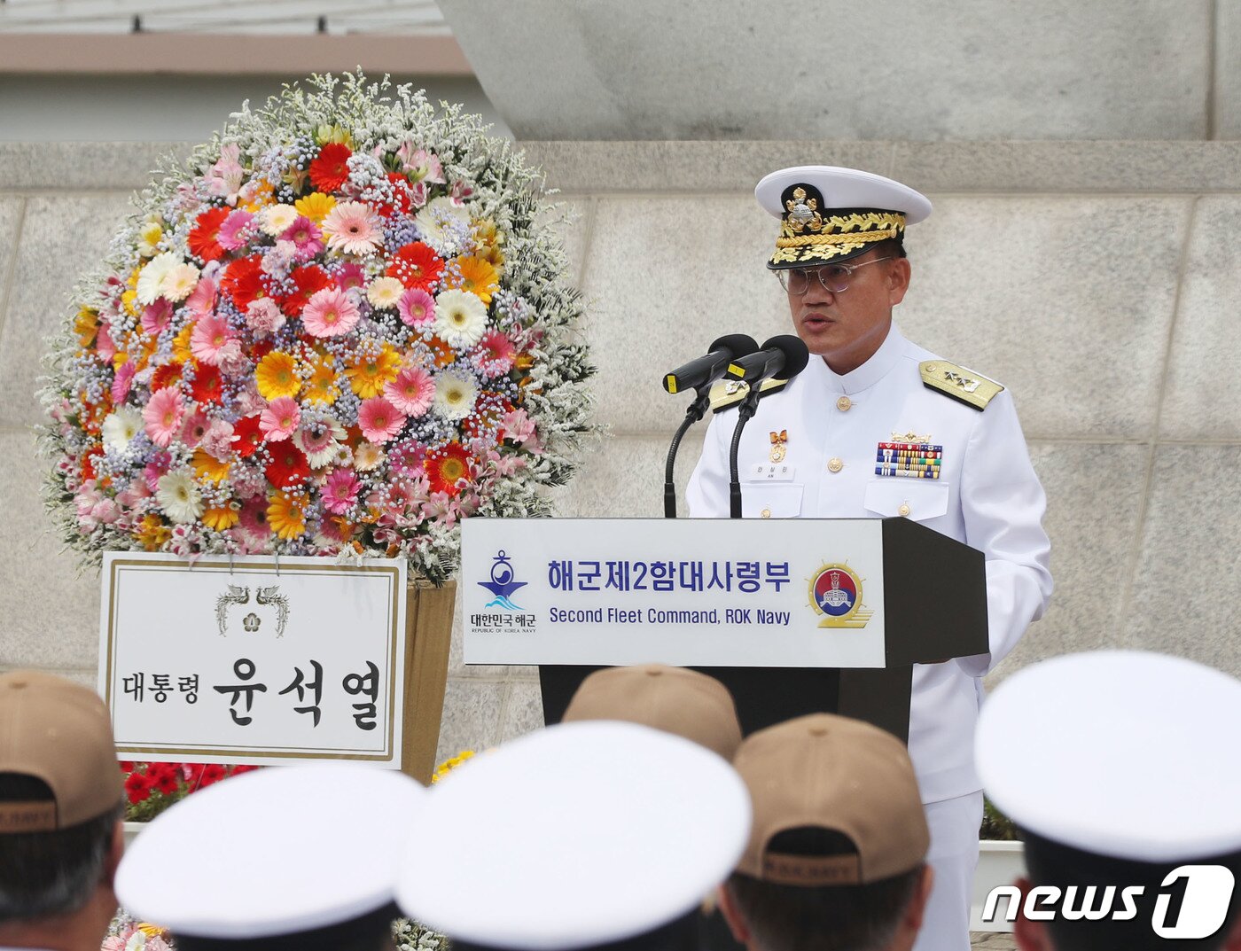 본문 이미지 - 15일 오전 경기 평택시 포승읍 해군 2함대 사령부에서 열린 '제1연평해전 전승 24주년 기념행사'에서 안상민 2함대 사령관이 기념사를 하고 있다. 2023.6.15/뉴스1 ⓒ News1 김영운 기자