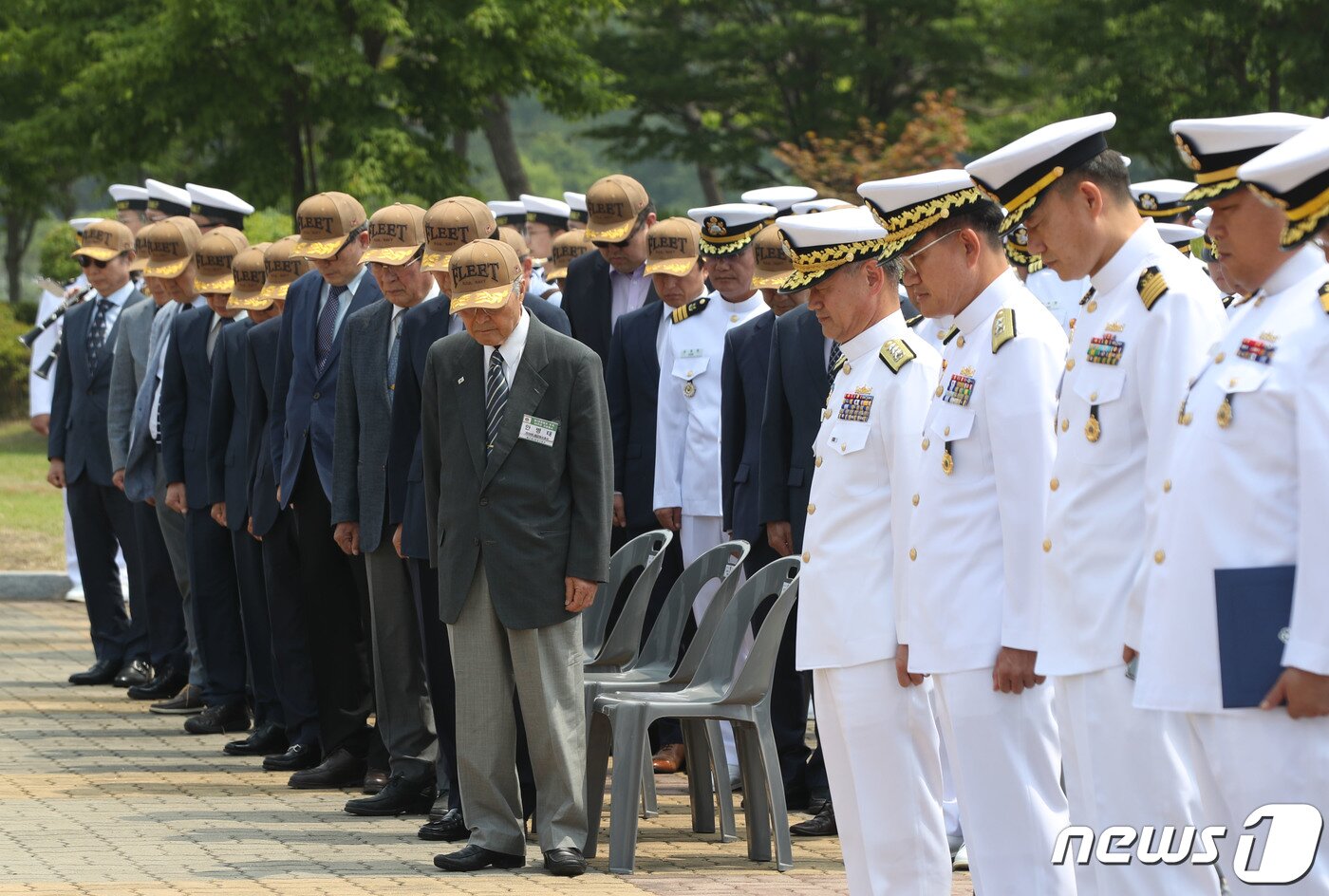 본문 이미지 - 15일 오전 경기 평택시 포승읍 해군 2함대 사령부에서 열린 '제1연평해전 전승 24주년 기념행사'에서 내빈들이 묵념을 하고 있다. 2023.6.15/뉴스1 ⓒ News1 김영운 기자