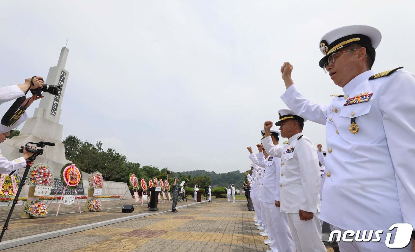 본문 이미지 - 15일 오전 경기 평택시 포승읍 해군 2함대 사령부에서 열린 '제1연평해전 전승 24주년 기념행사'에서 내빈들이 해양수호 결의문 제창을 하고 있다. 2023.6.15/뉴스1 ⓒ News1 김영운 기자