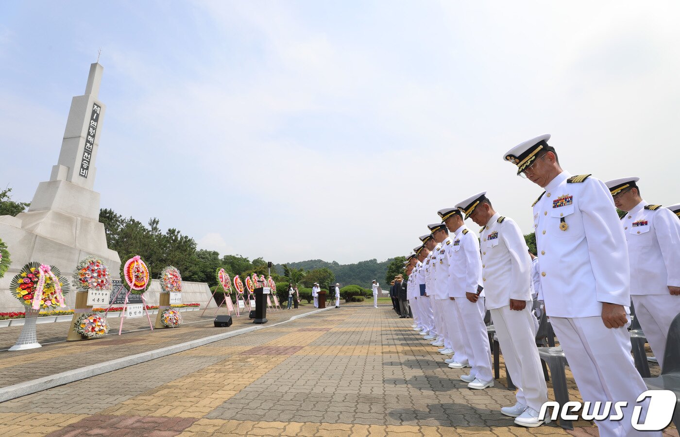본문 이미지 - 15일 오전 경기 평택시 포승읍 해군 2함대 사령부에서 열린 '제1연평해전 전승 24주년 기념행사'에서 내빈들이 묵념을 하고 있다. 2023.6.15/뉴스1 ⓒ News1 김영운 기자