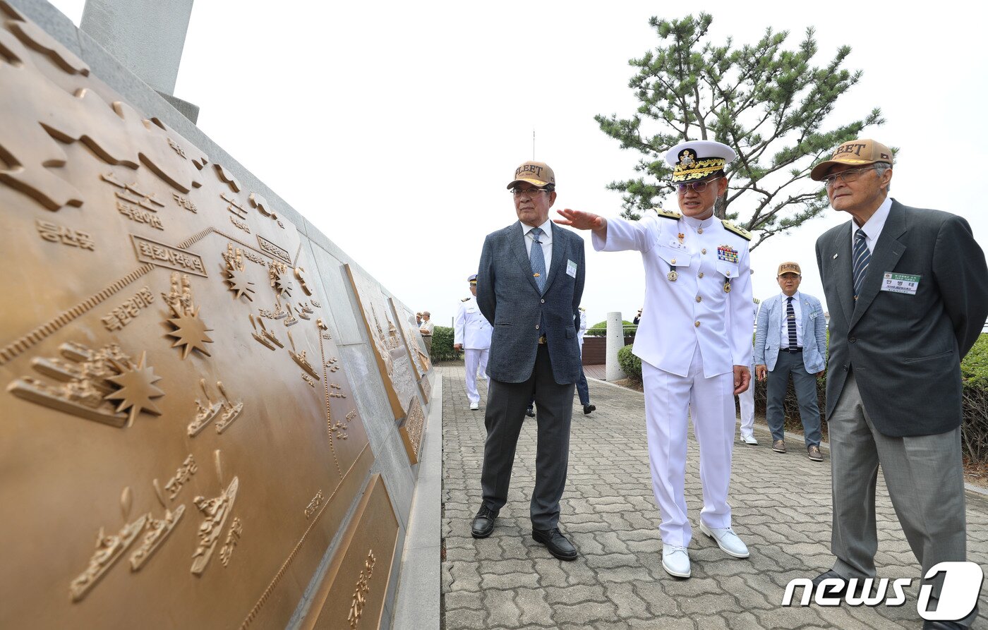 본문 이미지 - 안상민 2함대 사령관이 15일 오전 경기 평택시 포승읍 해군 2함대 사령부에서 열린 '제1연평해전 전승 24주년 기념행사'에서 내빈들에게 제1연평해전에 대해 설명하고 있다. 2023.6.15/뉴스1 ⓒ News1 김영운 기자