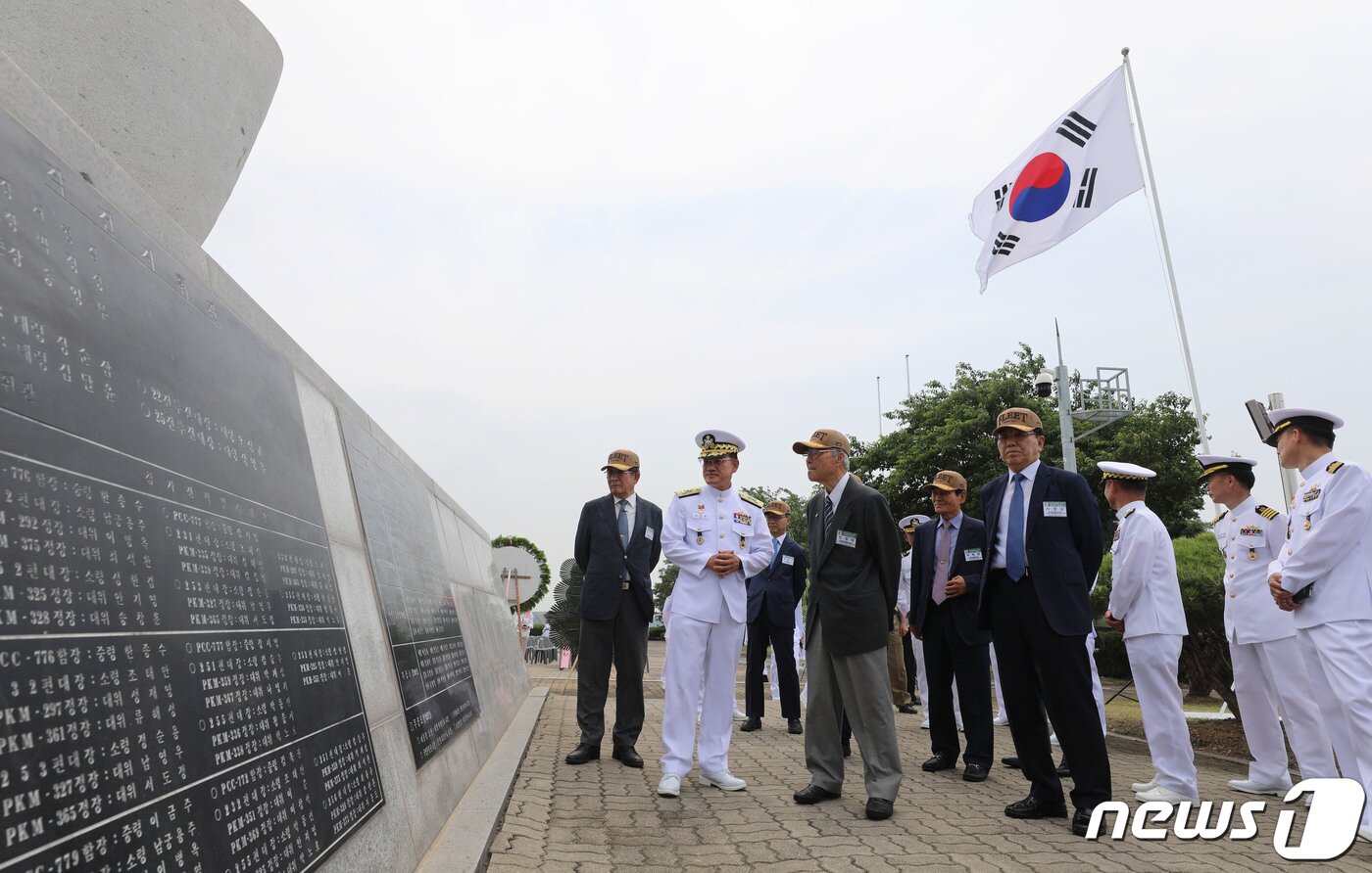 본문 이미지 - 15일 오전 경기 평택시 포승읍 해군 2함대 사령부에서 열린 '제1연평해전 전승 24주년 기념행사'에서 당시 지휘관 및 참전용사들이 제1연평해전 전승비를 둘러보고 있다. 2023.6.15/뉴스1 ⓒ News1 김영운 기자