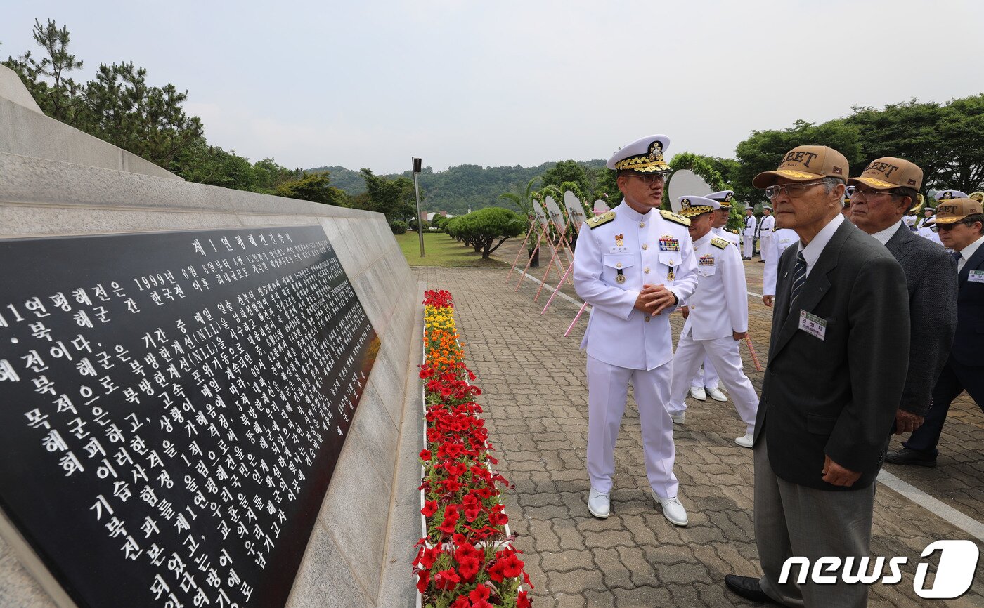 본문 이미지 - 15일 오전 경기 평택시 포승읍 해군 2함대 사령부에서 열린 '제1연평해전 전승 24주년 기념행사'에서 당시 지휘관 및 참전용사들이 제1연평해전 전승비를 둘러보고 있다. 2023.6.15/뉴스1 ⓒ News1 김영운 기자
