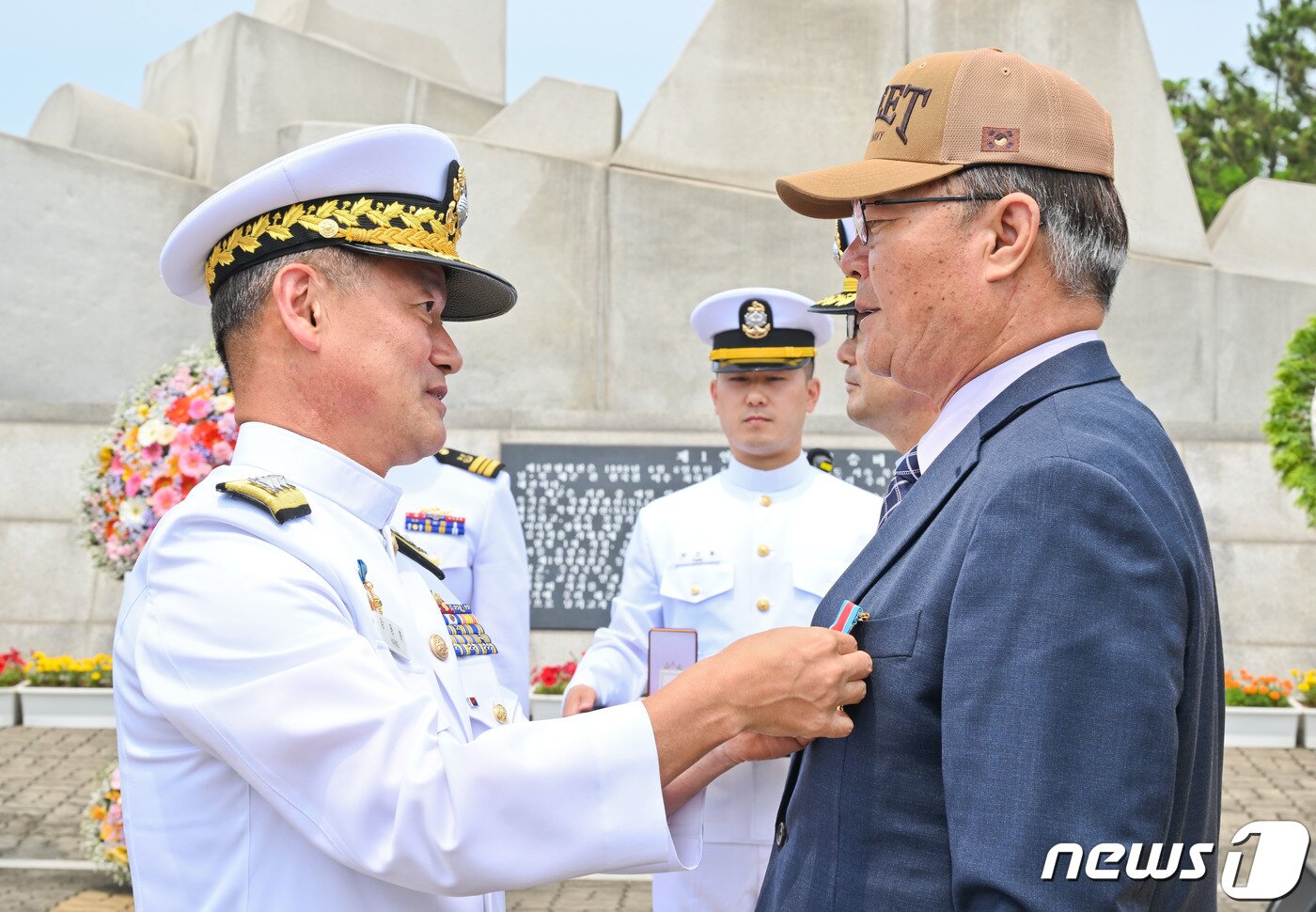 본문 이미지 - 15일 오전 경기 평택시 포승읍 해군 2함대 사령부에서 열린 '제1연평해전 전승 24주년 기념행사'에서 강동훈 해군참모차장이 참전용사 대표에게 헌신영예기장을 전도 수여하고 있다. (공동취재) 2023.6.15/뉴스1 ⓒ News1 김영운 기자