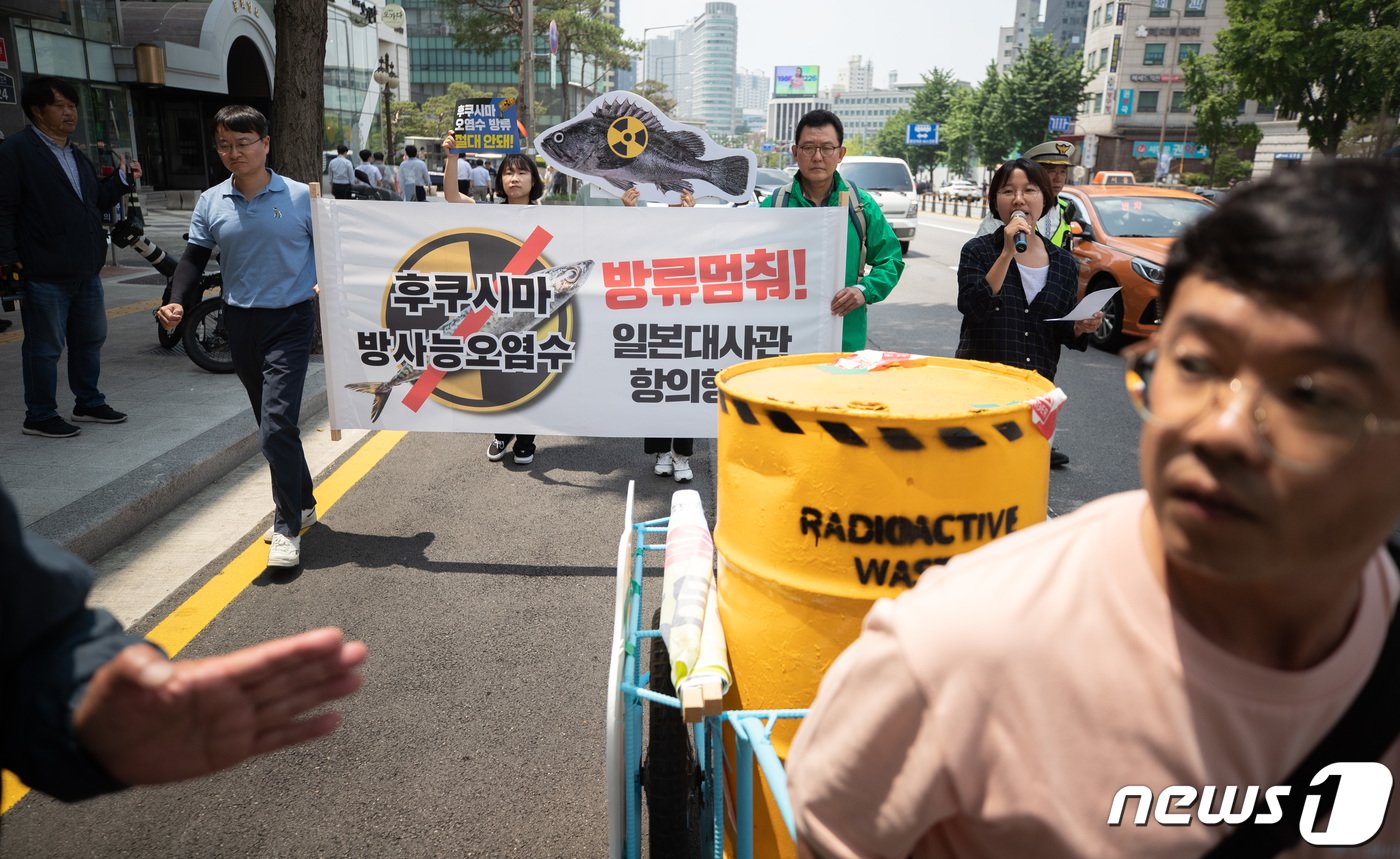 일본 방사성 오염수 해양투기저지서울행동 회원들이 15일 서울 서대문역에서 열린 일본 후쿠시마 오염수 방류 중단 항의 기자회견에서 방사능 드럼통을 운반하는 퍼포먼스를 하며 일본 대사관으로 행진하고 있다. 2023.6.15/뉴스1 ⓒ News1 이재명 기자