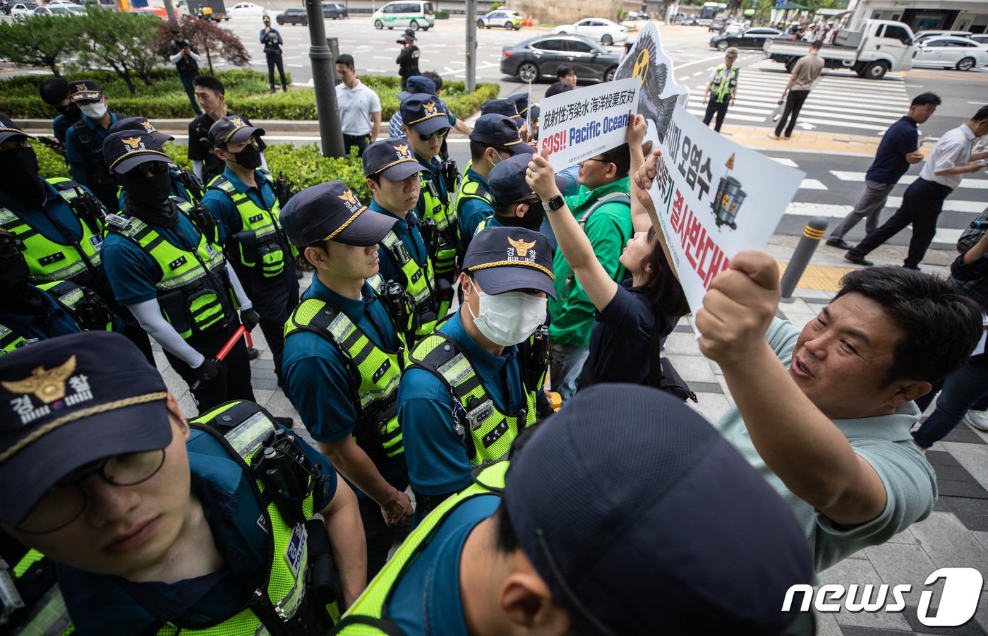 일본 방사성 오염수 해양투기저지서울행동 회원들이 15일 서울 종로구 주한일본대사관 앞에서 열린 일본 후쿠시마 오염수 방류 중단 항의 기자회견에서 항의서한을 전달하는 과정에서 경찰에 막혀 있다. 2023.6.15/뉴스1 ⓒ News1 이재명 기자