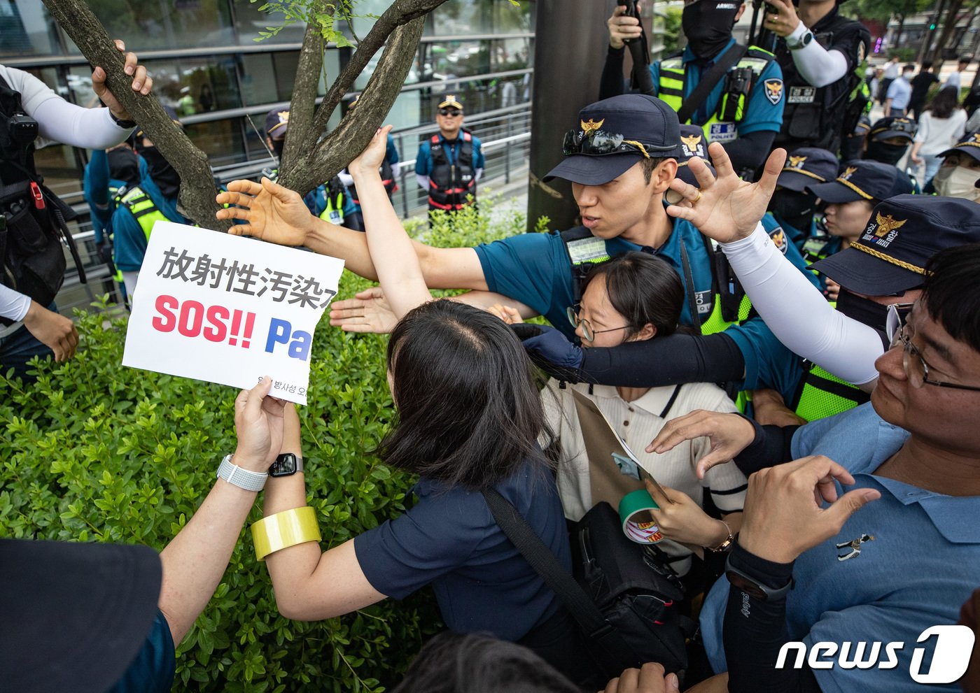 일본 방사성 오염수 해양투기저지서울행동 회원들이 15일 서울 종로구 주한일본대사관 앞에서 열린 일본 후쿠시마 오염수 방류 중단 항의 기자회견에서 항의서한을 붙이는 과정에서 경찰과 마찰을 빚고 있다. 2023.6.15/뉴스1 ⓒ News1 이재명 기자