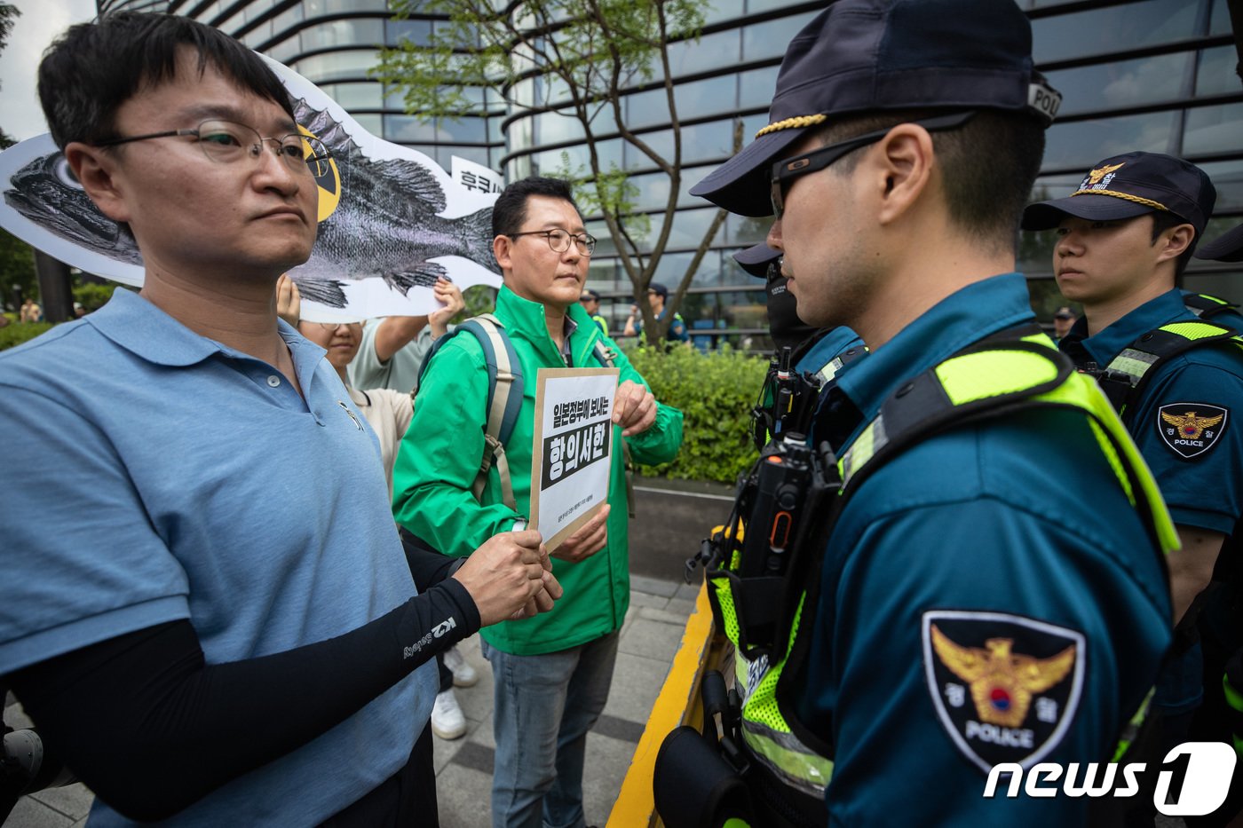 본문 이미지 - 일본 방사성 오염수 해양투기저지서울행동 회원들이 15일 서울 종로구 주한일본대사관 앞에서 열린 일본 후쿠시마 오염수 방류 중단 항의 기자회견에서 항의서한을 전달하는 과정에서 경찰에 막혀 있다. 2023.6.15/뉴스1 ⓒ News1 이재명 기자