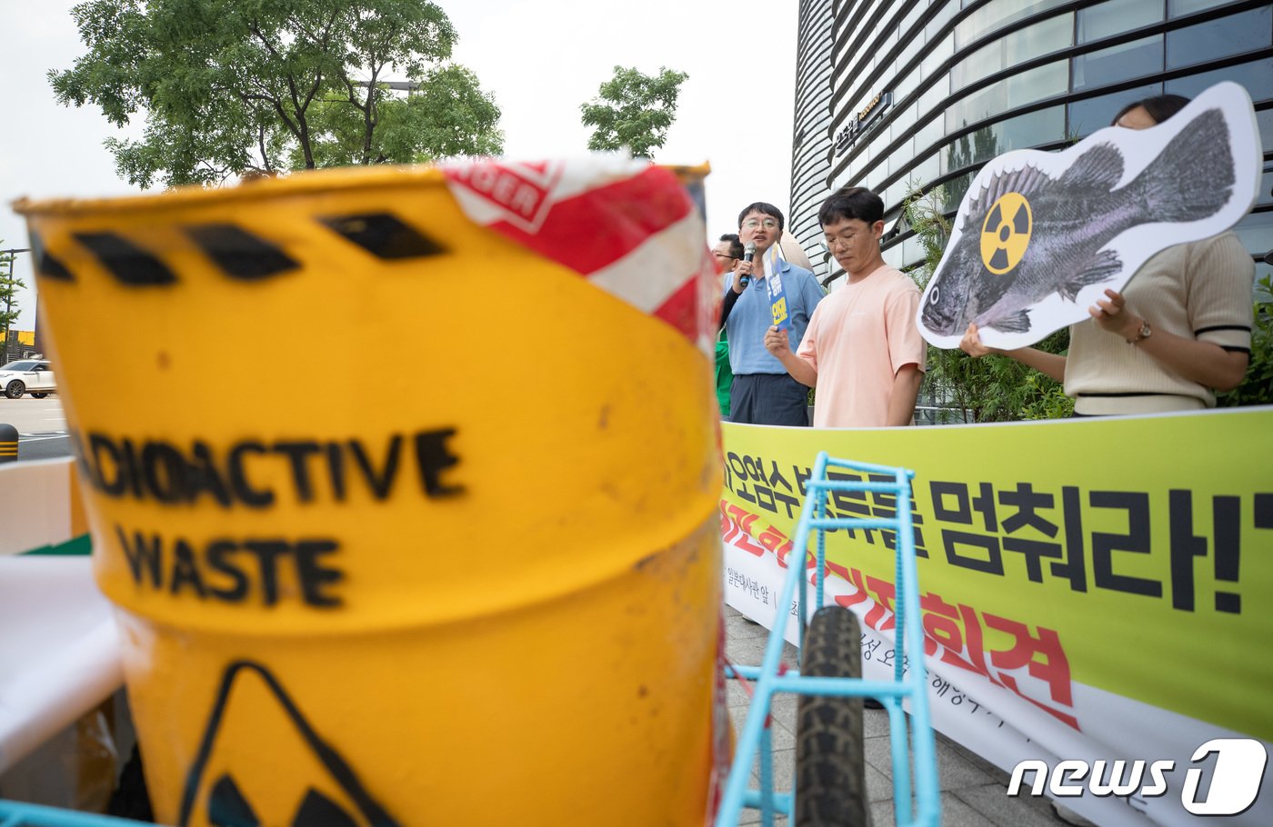 일본 방사성 오염수 해양투기저지서울행동 회원들이 15일 서울 종로구 주한일본대사관 앞에서 열린 일본 후쿠시마 오염수 방류 중단 항의 기자회견에서 발언을 하고 있다. 2023.6.15/뉴스1 ⓒ News1 이재명 기자