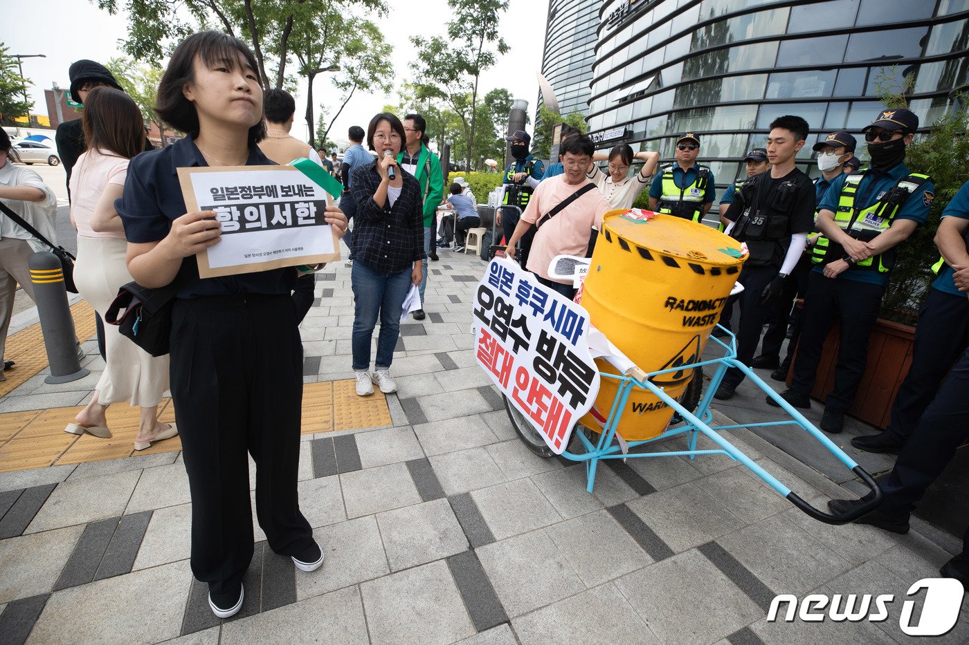 일본 방사성 오염수 해양투기저지서울행동 회원들이 15일 서울 종로구 주한일본대사관 앞에서 열린 일본 후쿠시마 오염수 방류 중단 항의 기자회견에서 발언을 하고 있다. 2023.6.15/뉴스1 ⓒ News1 이재명 기자