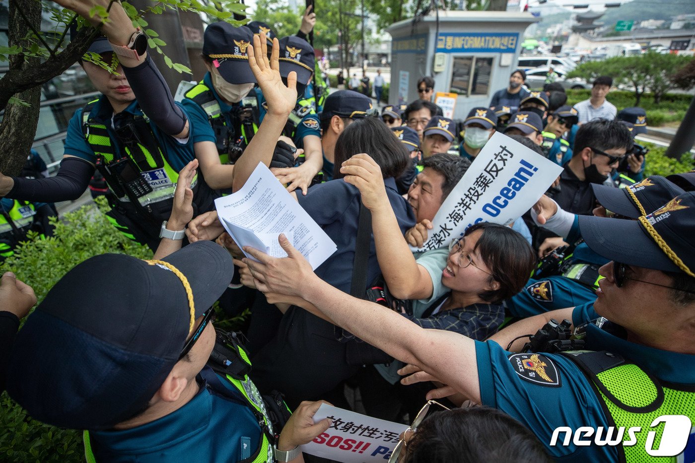 일본 방사성 오염수 해양투기저지서울행동 회원들이 15일 서울 종로구 주한일본대사관 앞에서 열린 일본 후쿠시마 오염수 방류 중단 항의 기자회견에서 항의서한을 붙이는 과정에서 경찰과 마찰을 빚고 있다. 2023.6.15/뉴스1 ⓒ News1 이재명 기자