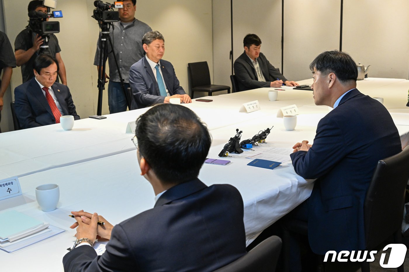 이형훈 보건복지부 보건의료정책관이 15일 오후 서울 중구 달개비에서 열린 11차 의료현안협의체에 참석해 모두 발언하고 있다. 이날 회의에서 복지부와 의협은 의대 정원 증원 등 의사인력 확충에 대해 논의한다. 2023.6.15/뉴스1 ⓒ News1 안은나 기자