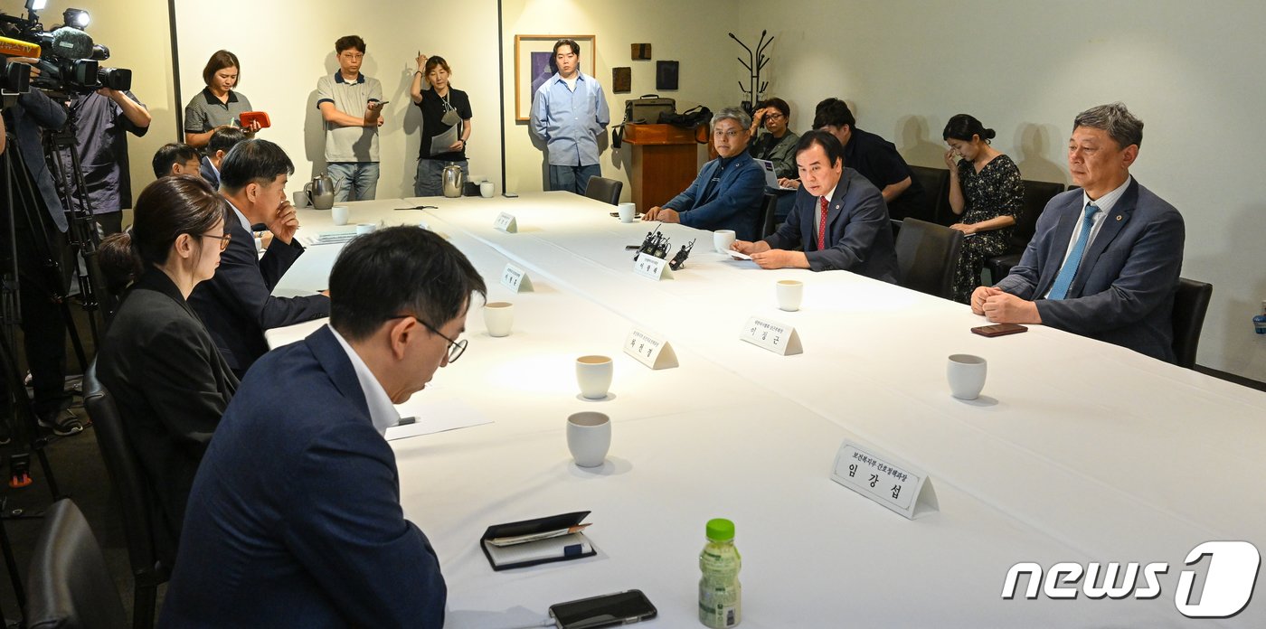 이광래 인천광역시 의사회장이 15일 오후 서울 중구 달개비에서 열린 11차 의료현안협의체에 참석해 모두 발언하고 있다. 이날 회의에서 복지부와 의협은 의대 정원 증원 등 의사인력 확충에 대해 논의한다. 2023.6.15/뉴스1 ⓒ News1 안은나 기자