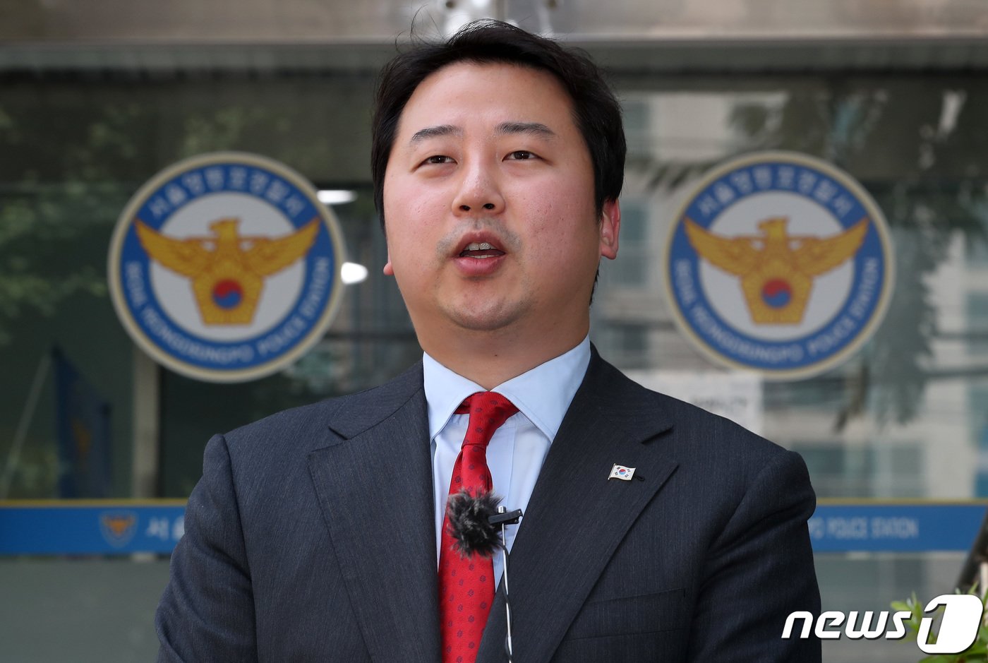 본문 이미지 - 15일 오후 서울 영등포경찰서에서 장예찬 국민의힘 청년최고위원이 자신을 허위사실 적시에 의한 명예훼손죄로 고소한 김남국 무소속 의원을 무고죄로 고발한 뒤 고발 취지를 밝히고 있다. 2023.6.15/뉴스1 ⓒ News1 이동해 기자