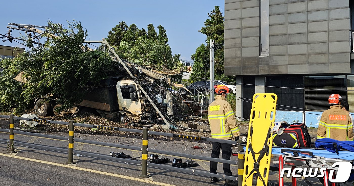 본문 이미지 - 지난달 15일 오후 제주 서귀포시 동홍동의 한 도로에서 덤프트럭이 경형트럭과 승용차, 오토바이를 잇따라 들이받아 2명이 숨지고, 2명이 크게 다치는 사고가 발생했다.(독자 제공) 2023.6.15/뉴스1