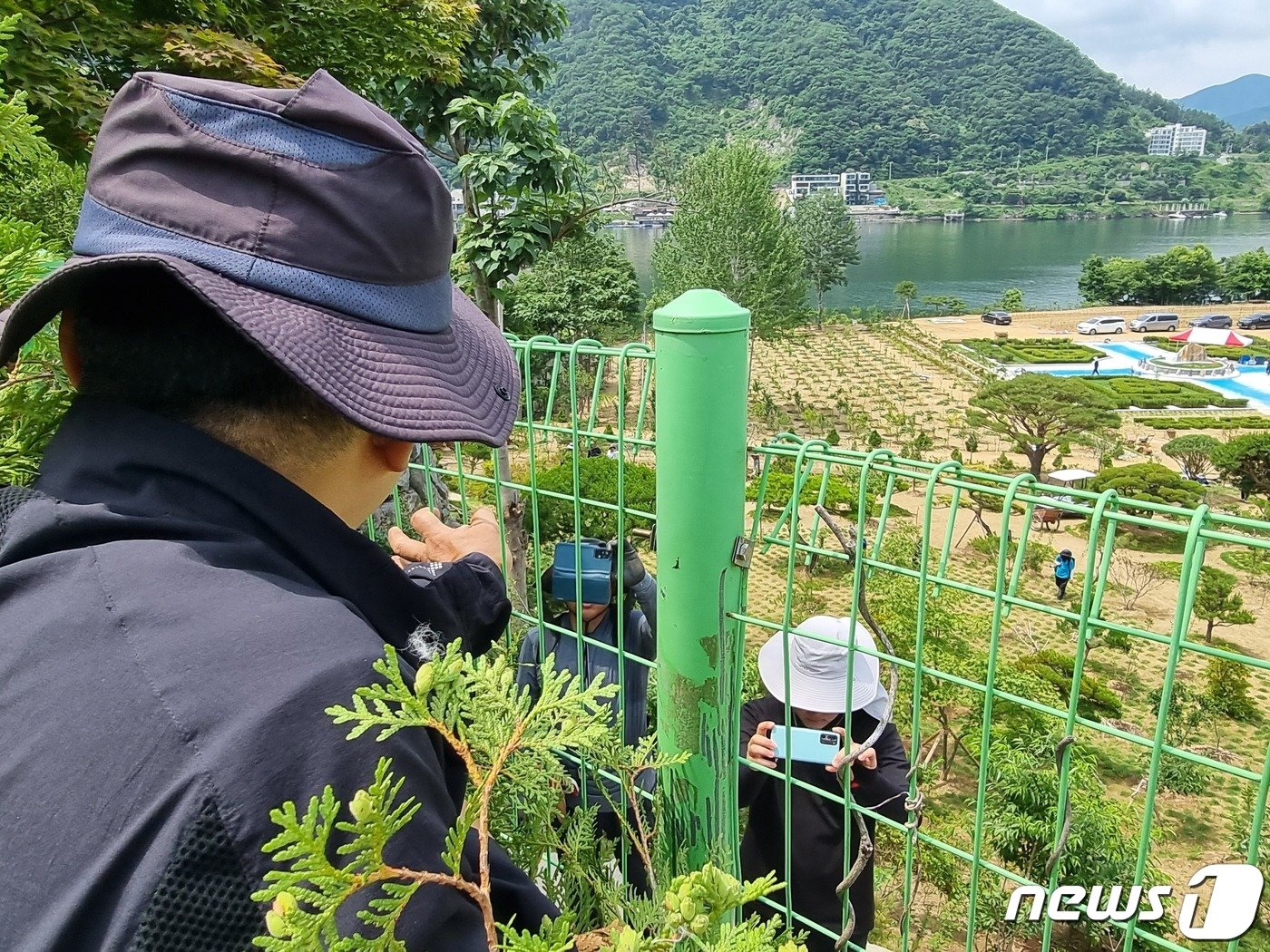 15일 경기 가평군 신천지평화궁전 앞에서 이만희 신천지예수교 증거장막성전 총회장을 규탄하는 집회가 열렸다. 집회 측과 신천지 교인들은 펜스를 사이에 두고 설전을 벌였다. 2023.06.15./뉴스1 양희문 기자  