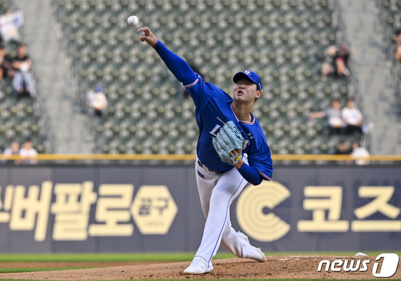 본문 이미지 - 15일 오후 서울 송파구 잠실야구장에서 열린 2023 신한 SOL KBO리그 삼성 라이온즈와 LG 트윈스의 경기, 삼성 선발투수 황동재가 역투하고 있다. 2023.6.15/뉴스1 ⓒ News1 김도우 기자