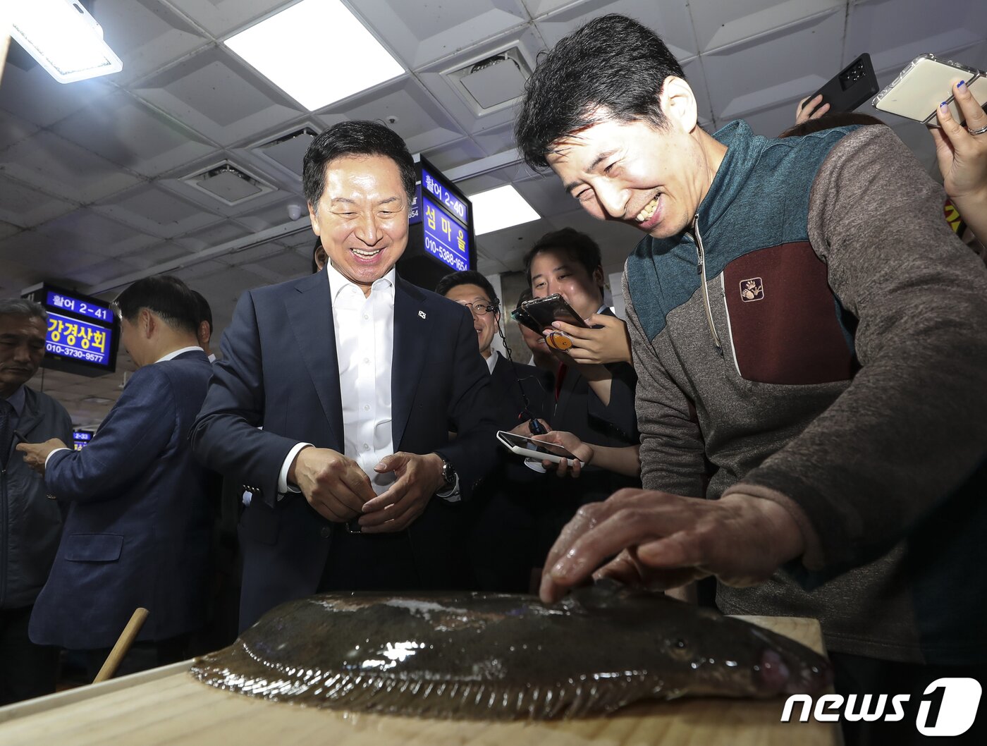 본문 이미지 - 김기현 국민의힘 대표가 15일 서울 영등포구 노량진수산시장을 방문해 가게 주인과 인사를 나누고 있다. (공동취재) 2023.6.15/뉴스1 ⓒ News1 임세영 기자