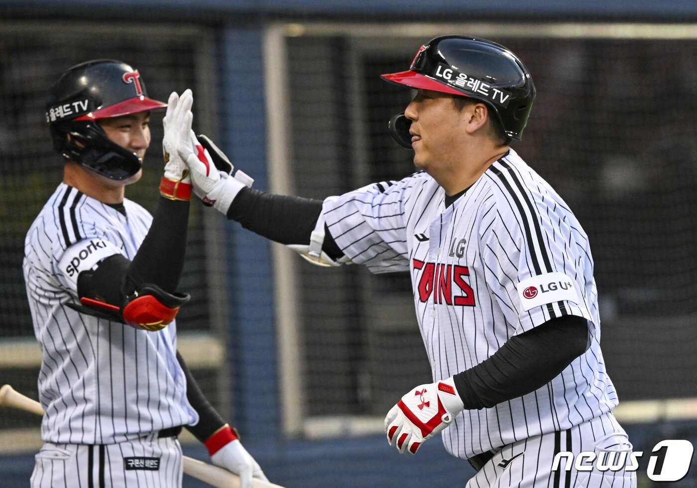 본문 이미지 - 오지환(왼쪽)과 김현수. 2023.6.15/뉴스1 ⓒ News1 김도우 기자