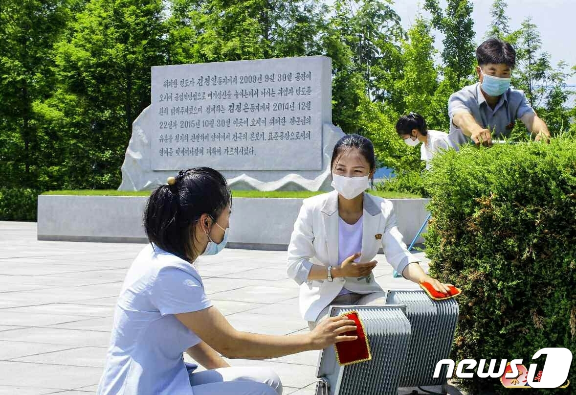 (평양 노동신문=뉴스1) = 북한 노동당 기관지 노동신문은 16일 평양메기공장 노동자들 사진을 싣고 "오늘도 공장의 일꾼들과 종업원들은 일터에 깃들어 있는 (김정일) 장군님과 (김 …